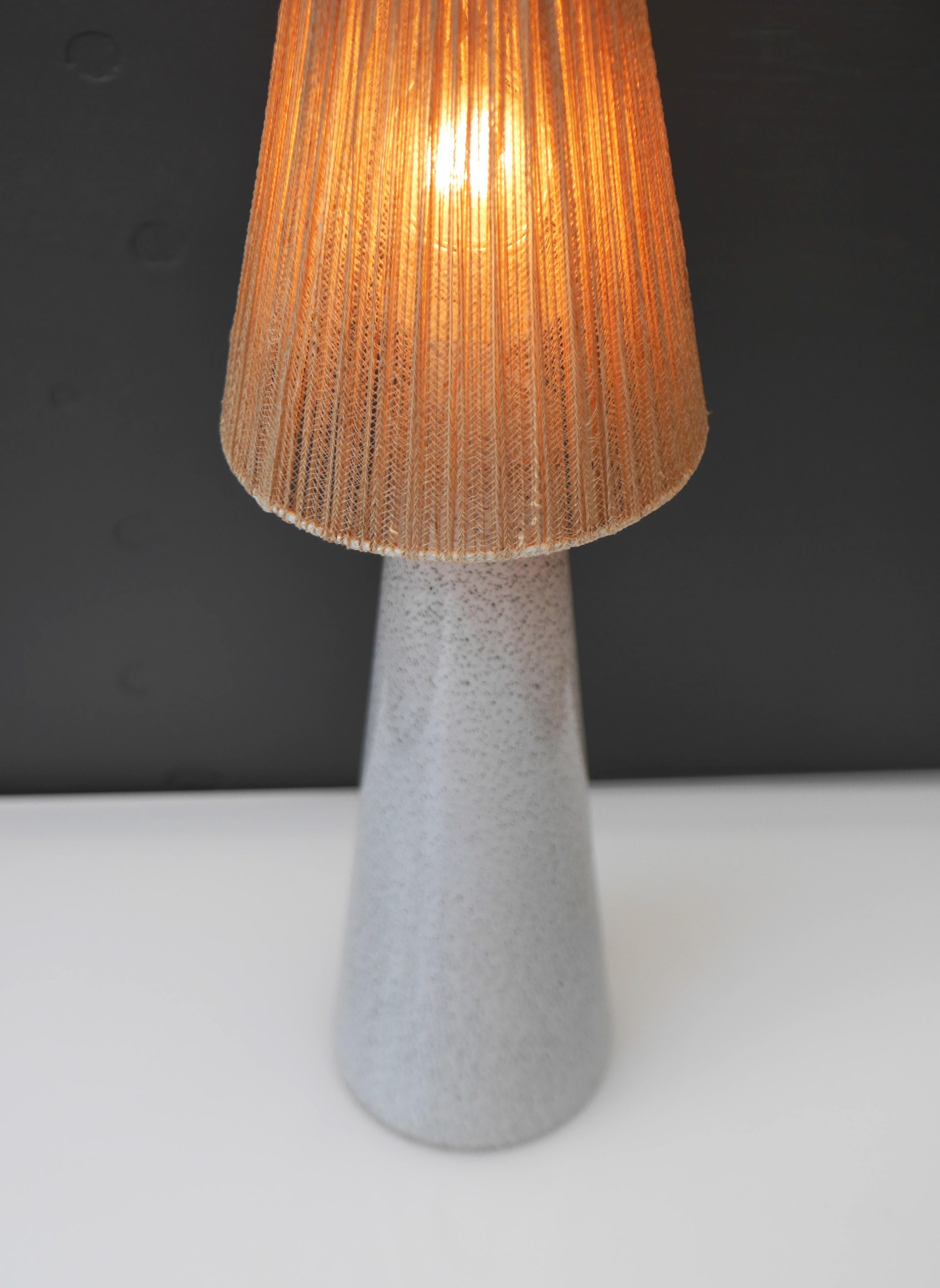 Eine elegante Glaskunst-Tischlampe, hergestellt von Bengt Orup für Hyllinge Glasbruk, Schweden im Angebot 3