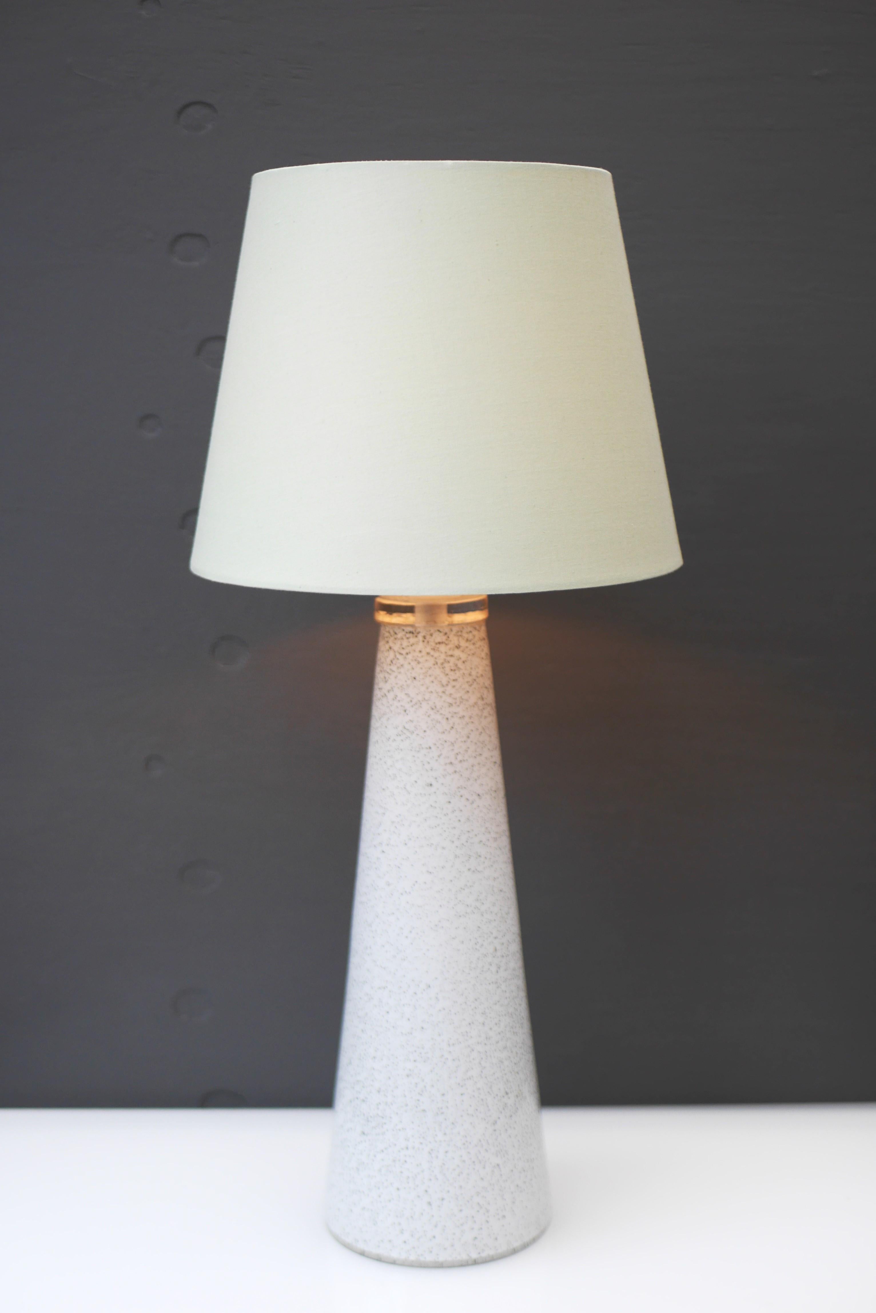 Una elegante lámpara de sobremesa de vidrio artístico realizada por Bengt Orup para Hyllinge Glasbruk, Suecia en venta 5