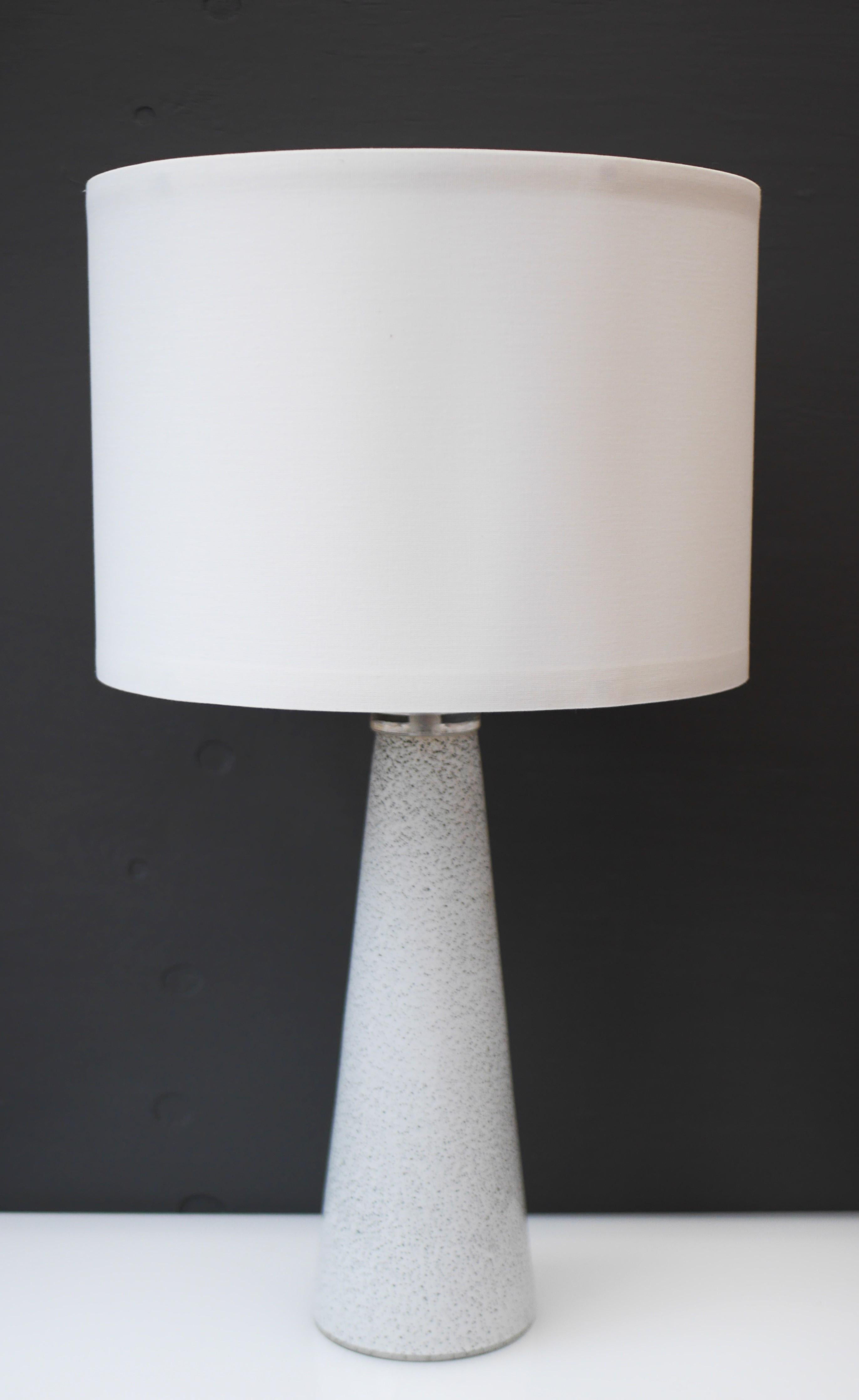 Mid-Century Modern An elegant glass art table lamp made by Bengt Orup for Hyllinge Glasbruk, Sweden For Sale