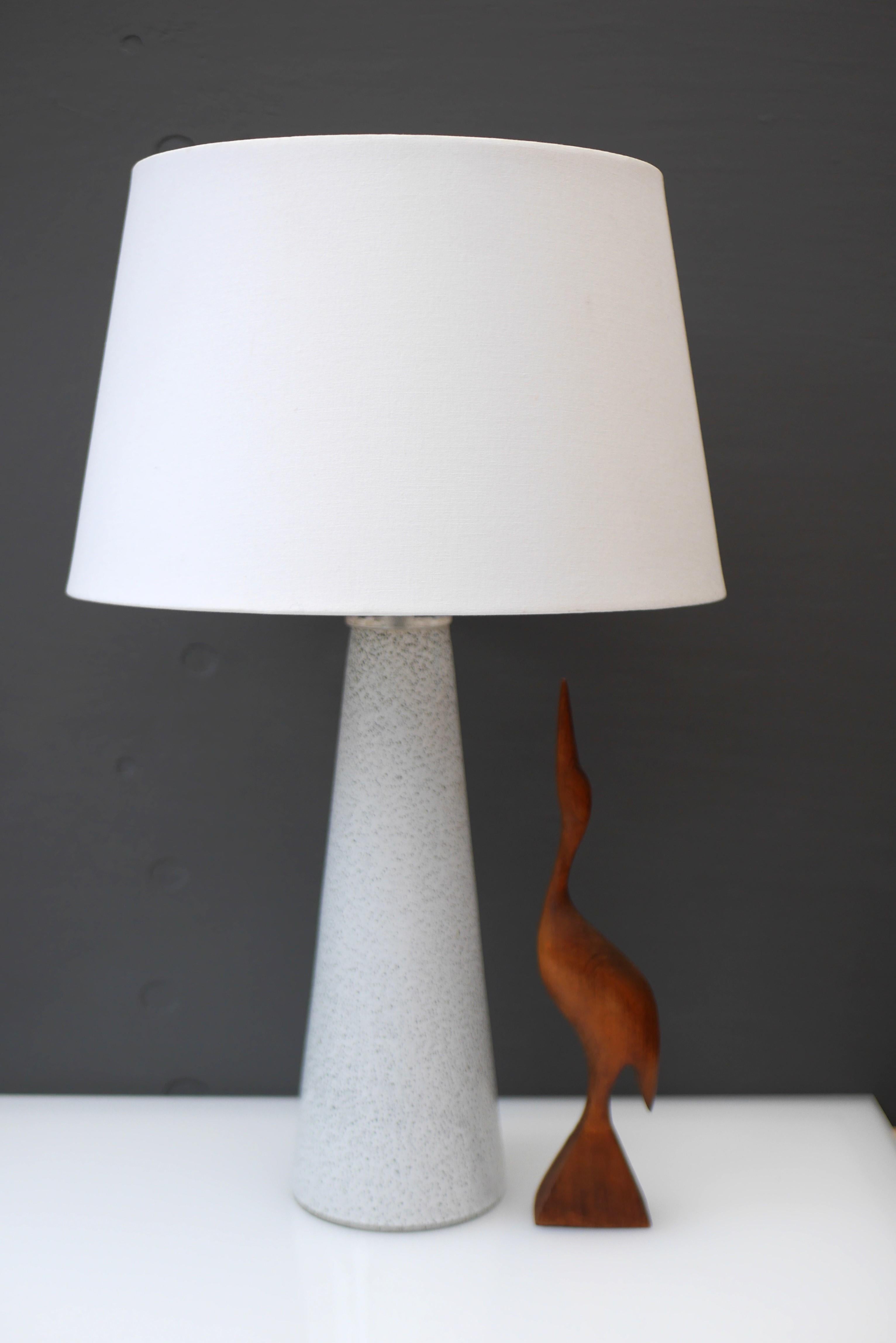 Late 20th Century An elegant glass art table lamp made by Bengt Orup for Hyllinge Glasbruk, Sweden For Sale