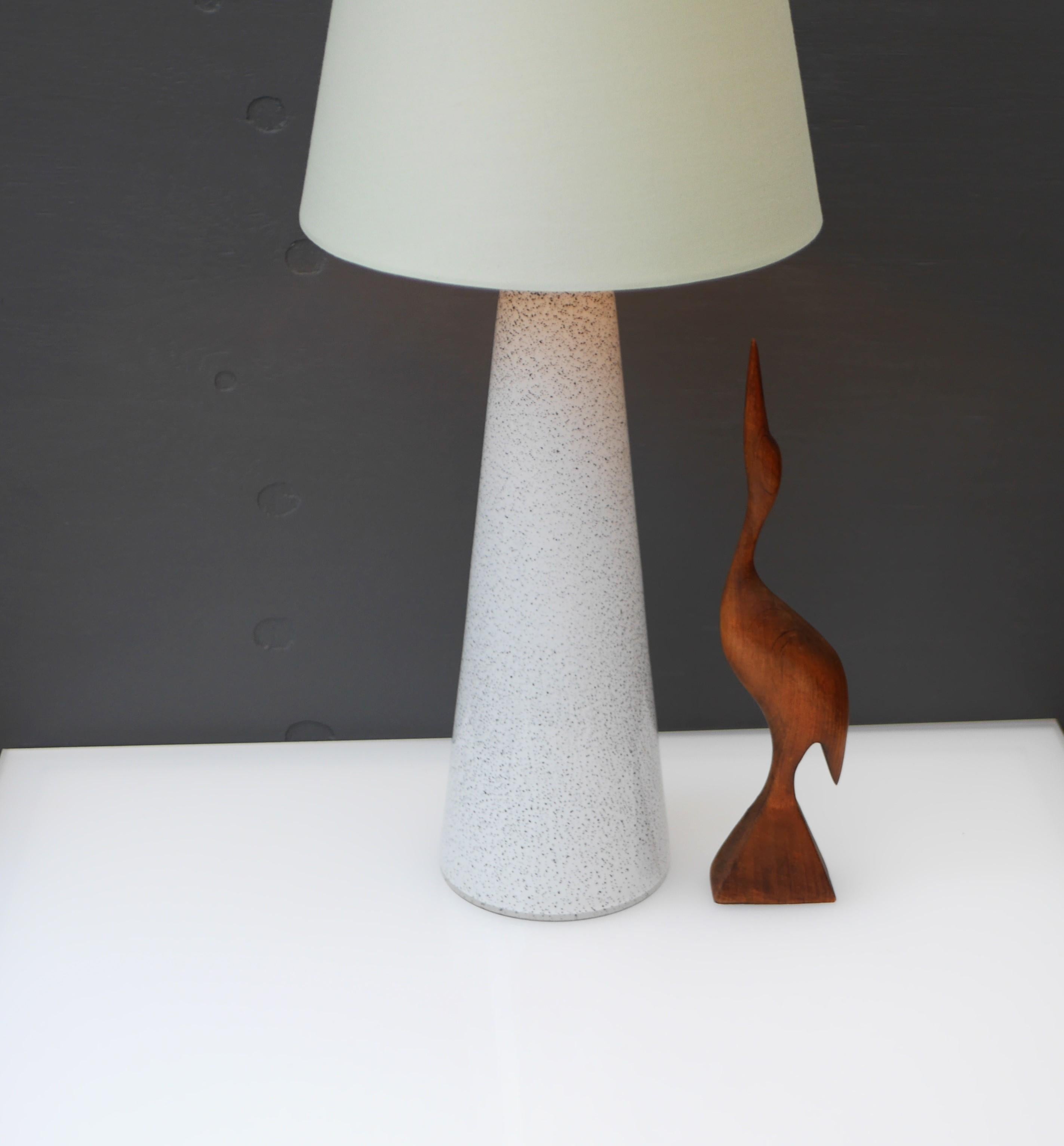 Verre brun Une élégante lampe de table d'art en verre fabriquée par Bengt Orup pour Hyllinge Glasbruk, Suède en vente