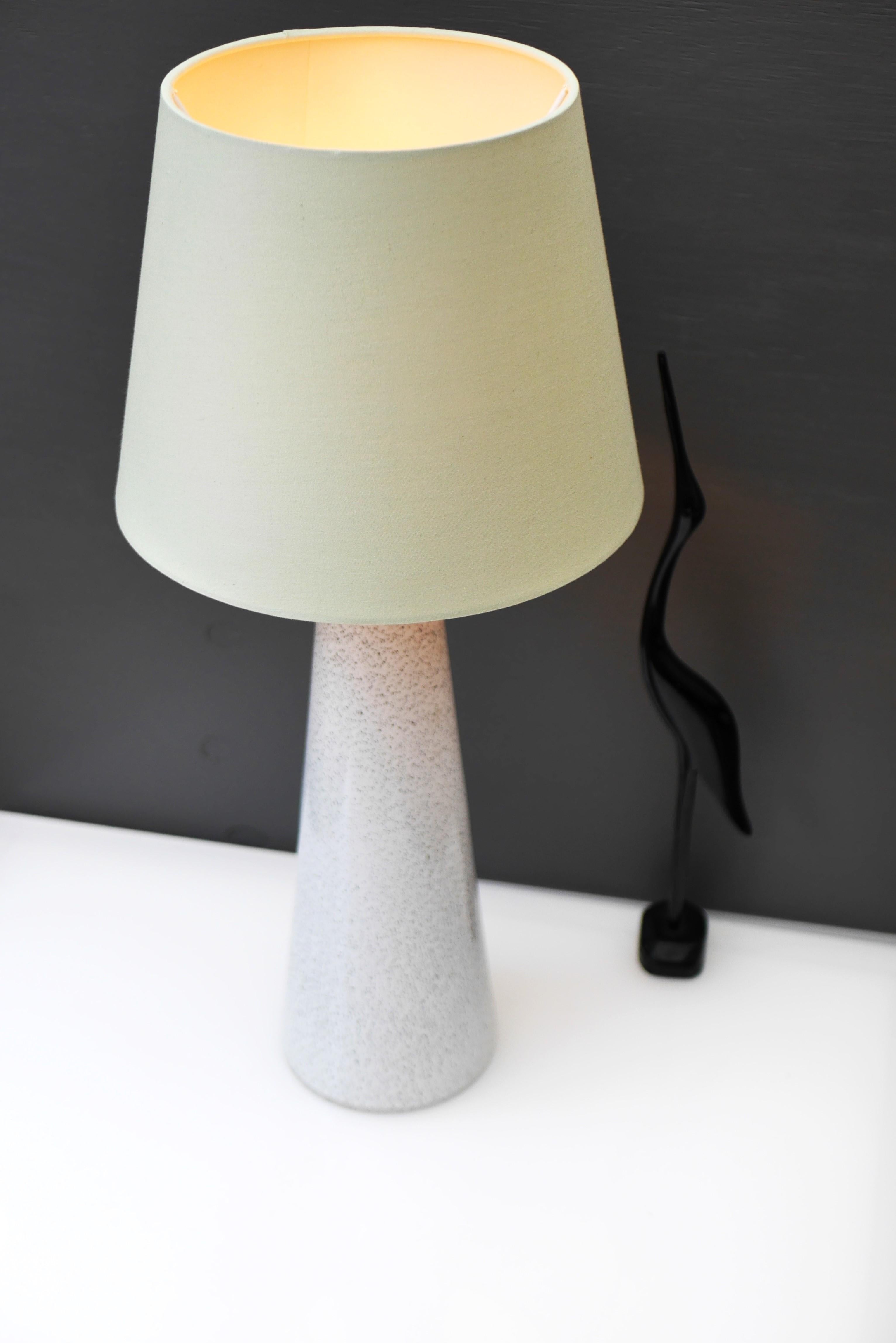 Eine elegante Glaskunst-Tischlampe, hergestellt von Bengt Orup für Hyllinge Glasbruk, Schweden im Angebot 1