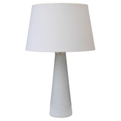 Un'elegante lampada da tavolo in vetro artistico realizzata da Bengt Orup per Hyllinge Glasbruk, Svezia