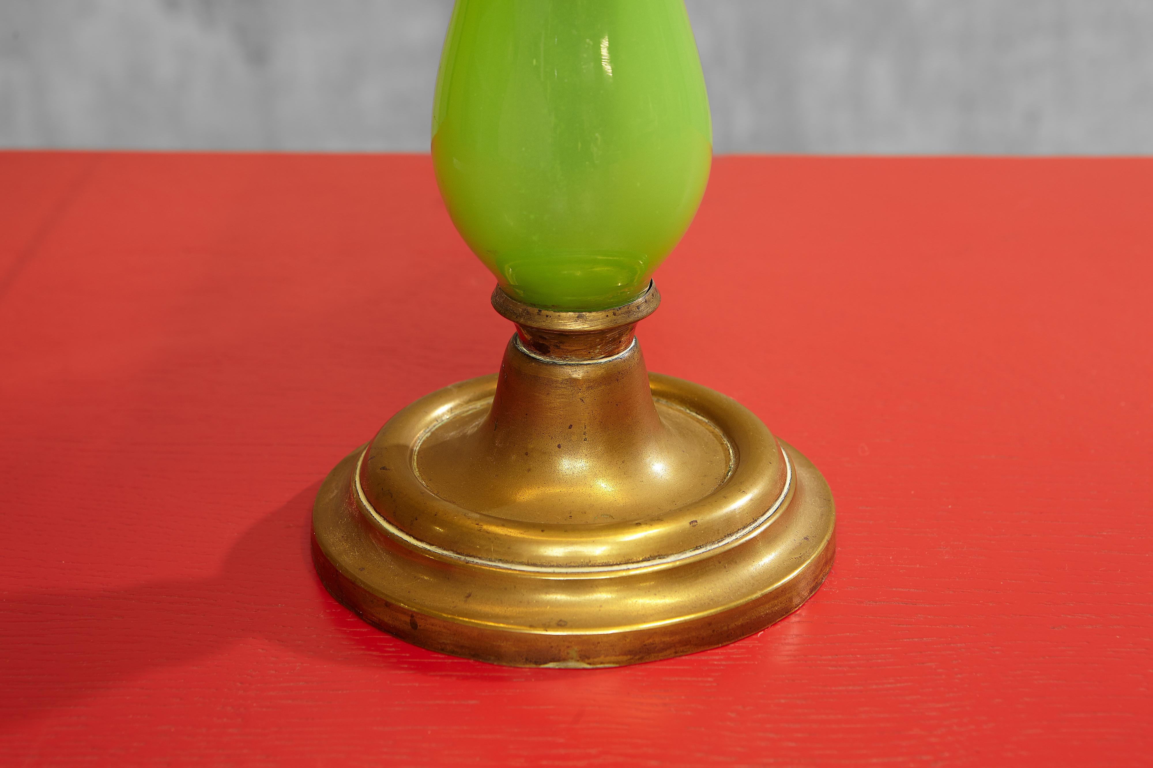 Une élégante lampe de table en opaline verte Bon état - En vente à AMSTERDAM, NL