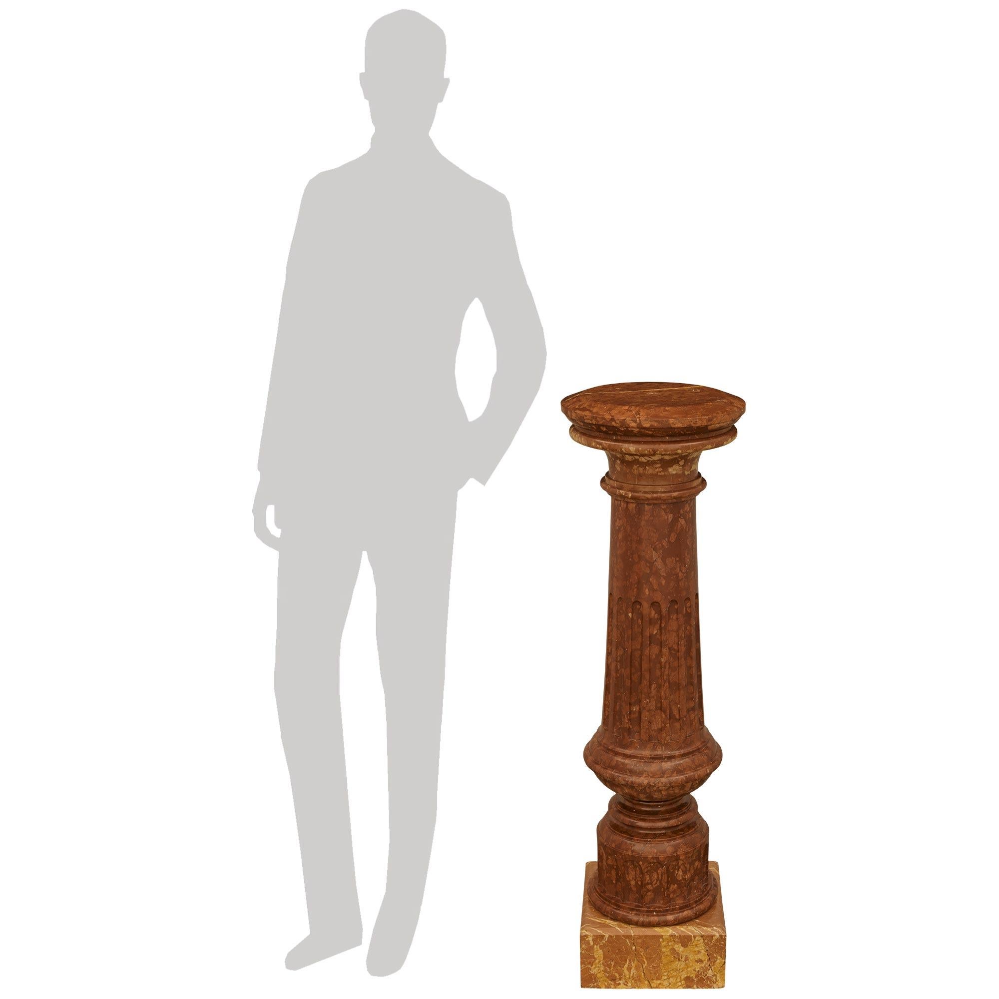 Ein eleganter und hochwertiger italienischer Marmorsockel Rosso Verona, Rosso Alicante aus dem 19. Dieser wunderbare Sockel wird von einem quadratischen Sockel aus Rosso Alicante-Marmor getragen, der einen runden, kannelierten Sockel trägt. Über