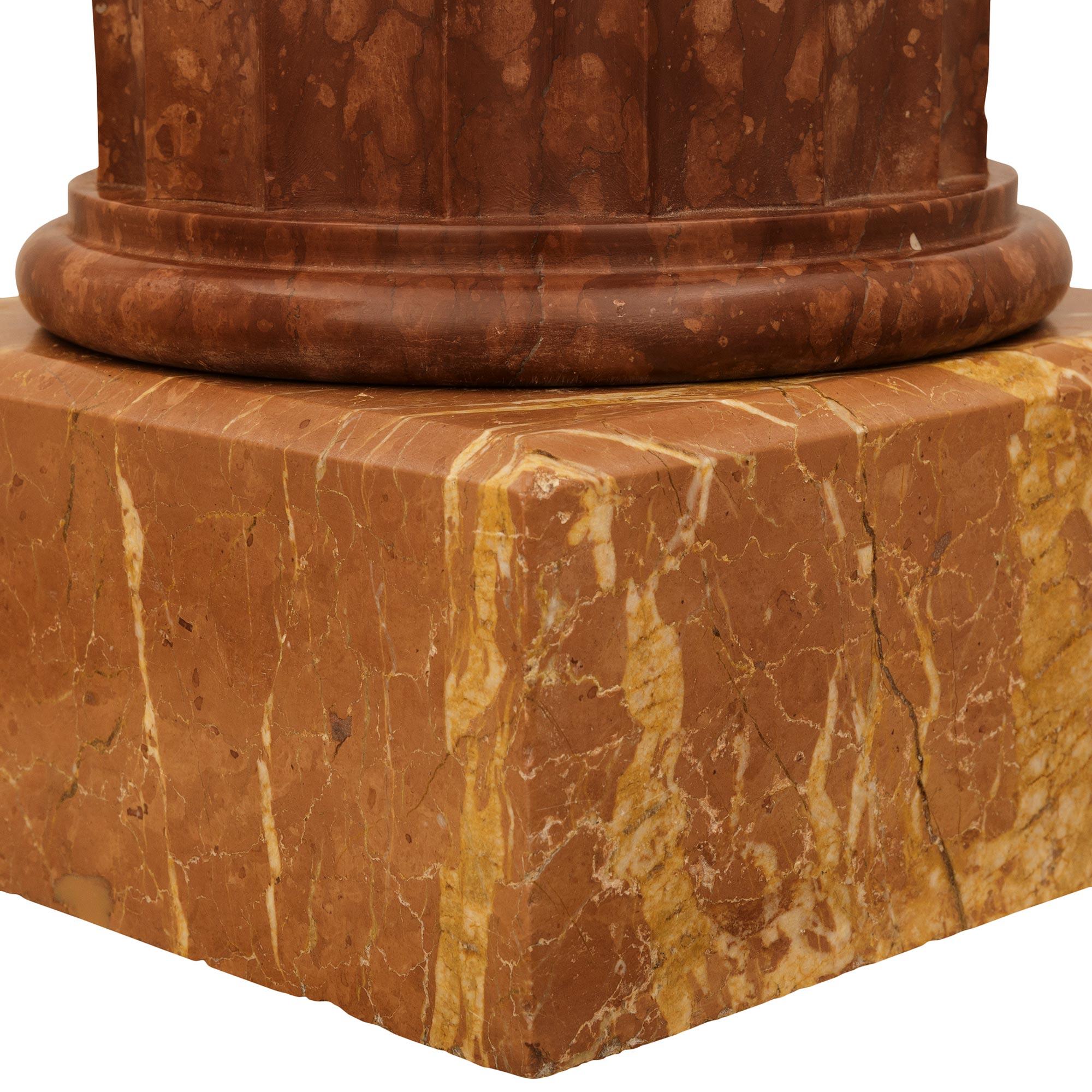 Ein eleganter italienischer Marmorsockel aus Rosso Verona und Rosso Alicante aus dem 19. Jahrhundert im Angebot 4