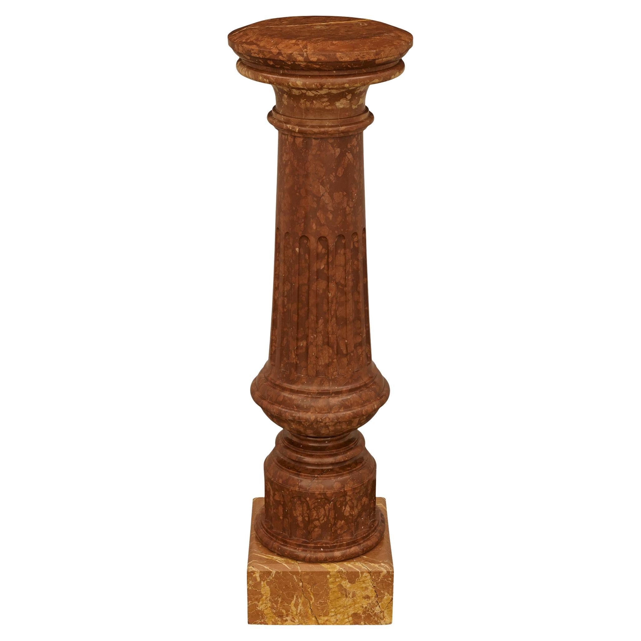 Ein eleganter italienischer Marmorsockel aus Rosso Verona und Rosso Alicante aus dem 19. Jahrhundert im Angebot