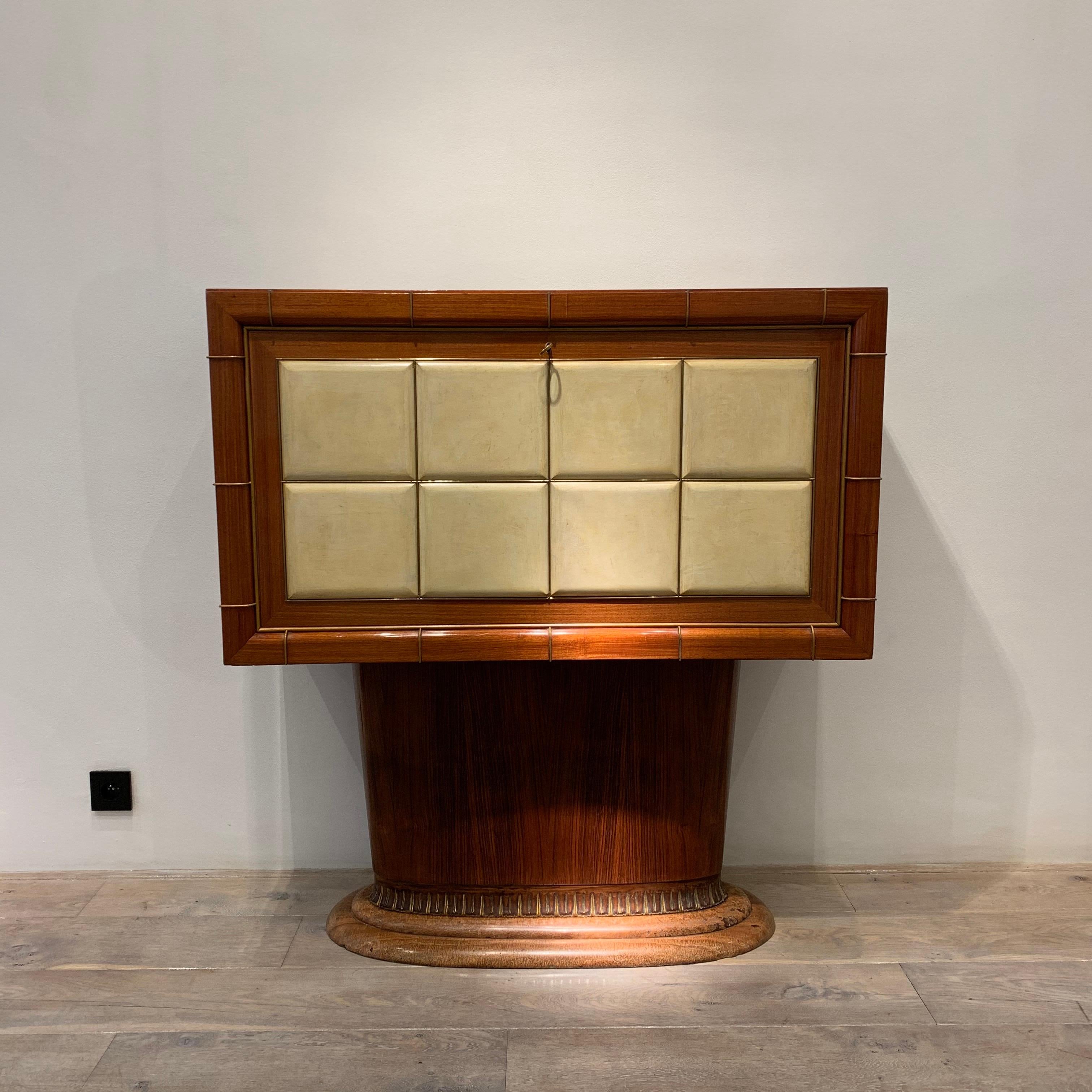This elegant bar cabinet is made by Vittorio Dassi, the great Italian furniture maker of the 1940s. They produced quality work for a high end clientele. Their work focused on top quality materials with highly decorative execution. The piece is