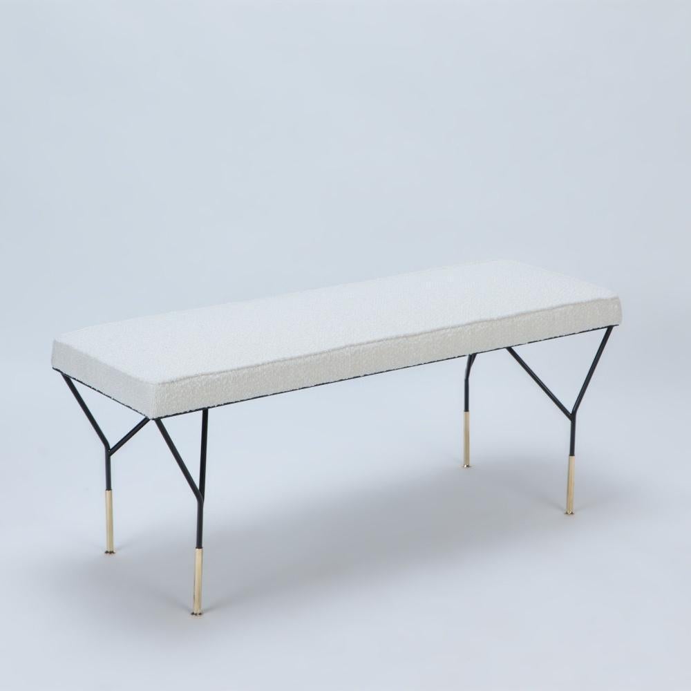 Un élégant banc italien en laiton et métal. Contemporain. Whiting : siège rembourré blanc. Les pieds remontent en forme de Y, ce qui donne un aspect géométrique.