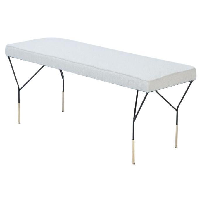Un élégant banc italien en laiton et métal. Contemporain. en vente