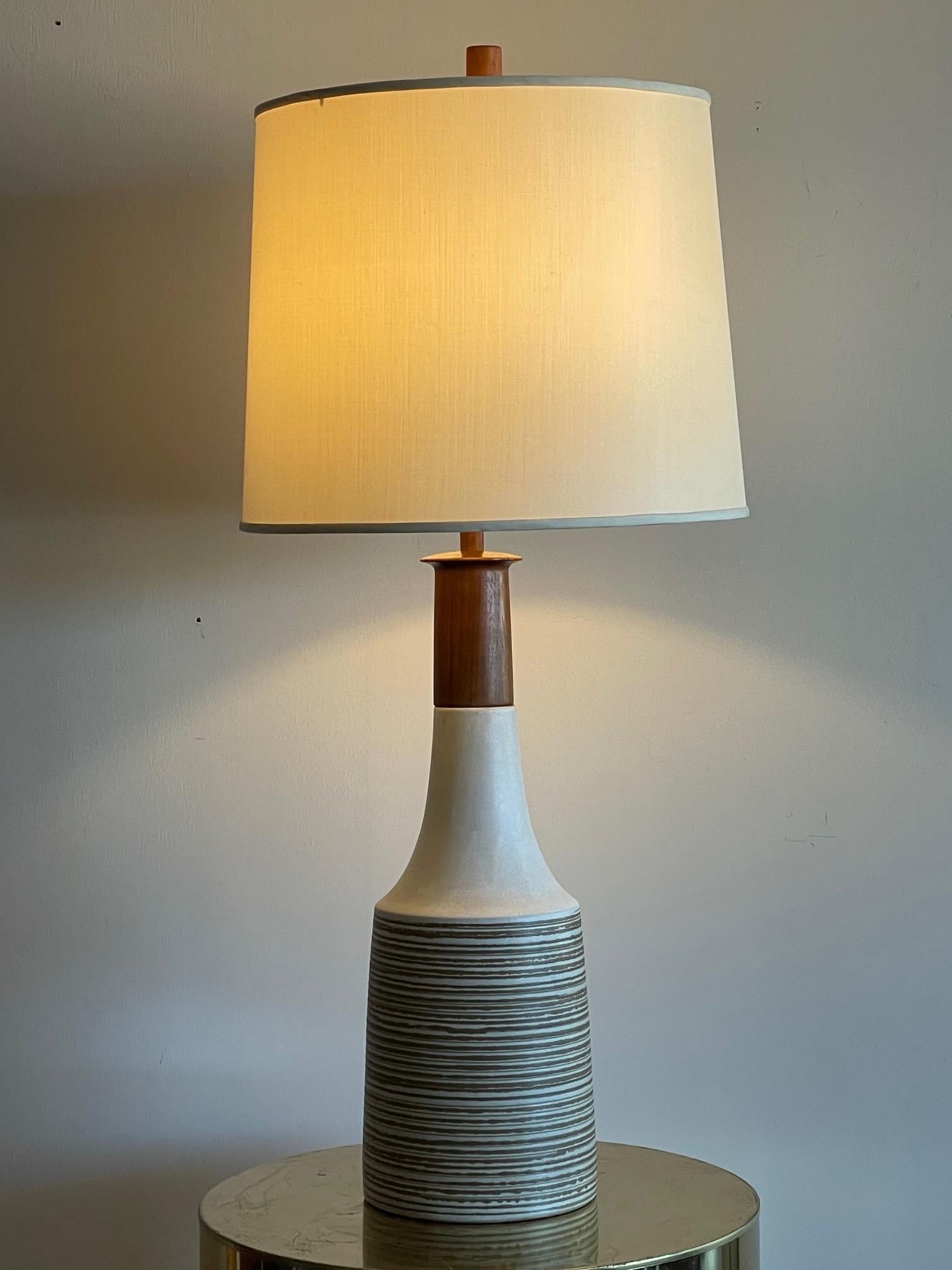 A large scale, elegant lamp by Jane and Gordon Martz. Incised decoration, large walnut neck.
