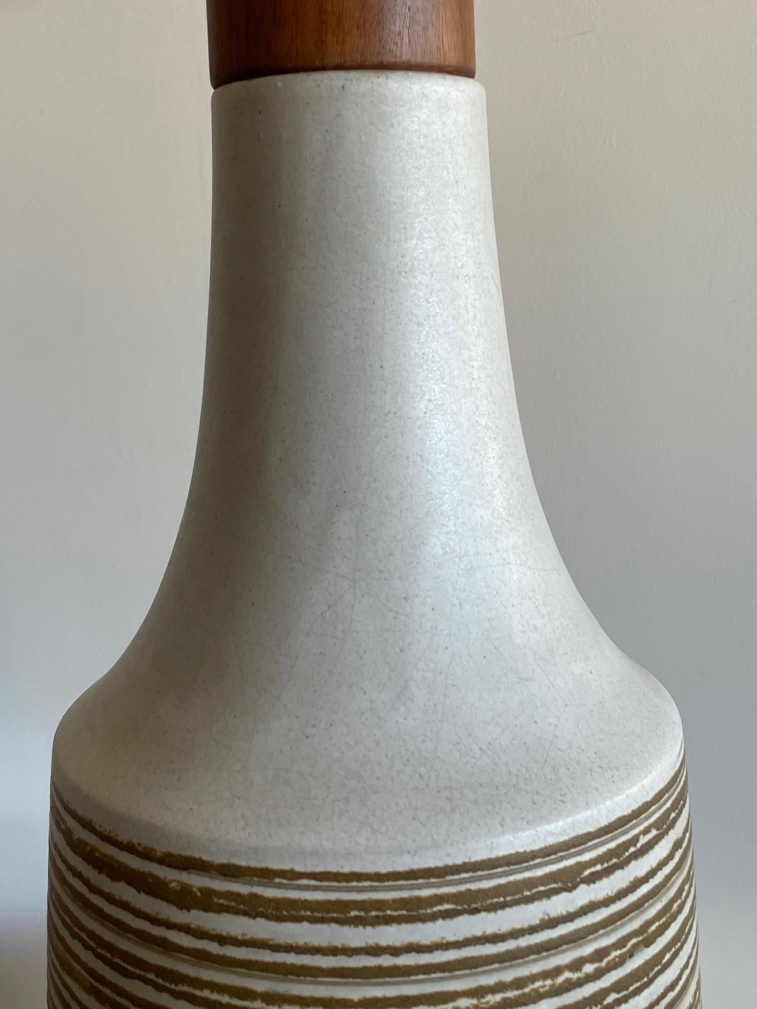 Céramique Lampe élégante de Jane et Gordon Martz en vente