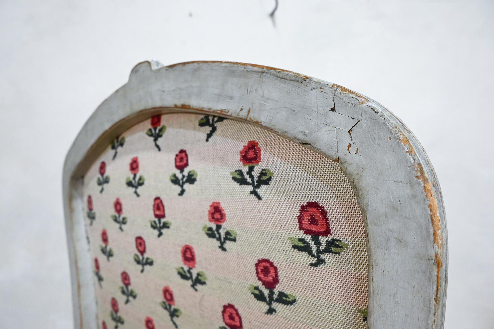 Poltrona bergere dipinta di grigio del XVIII secolo di Jean Louis XV, Jean-Baptiste Lebas Floral in vendita 2