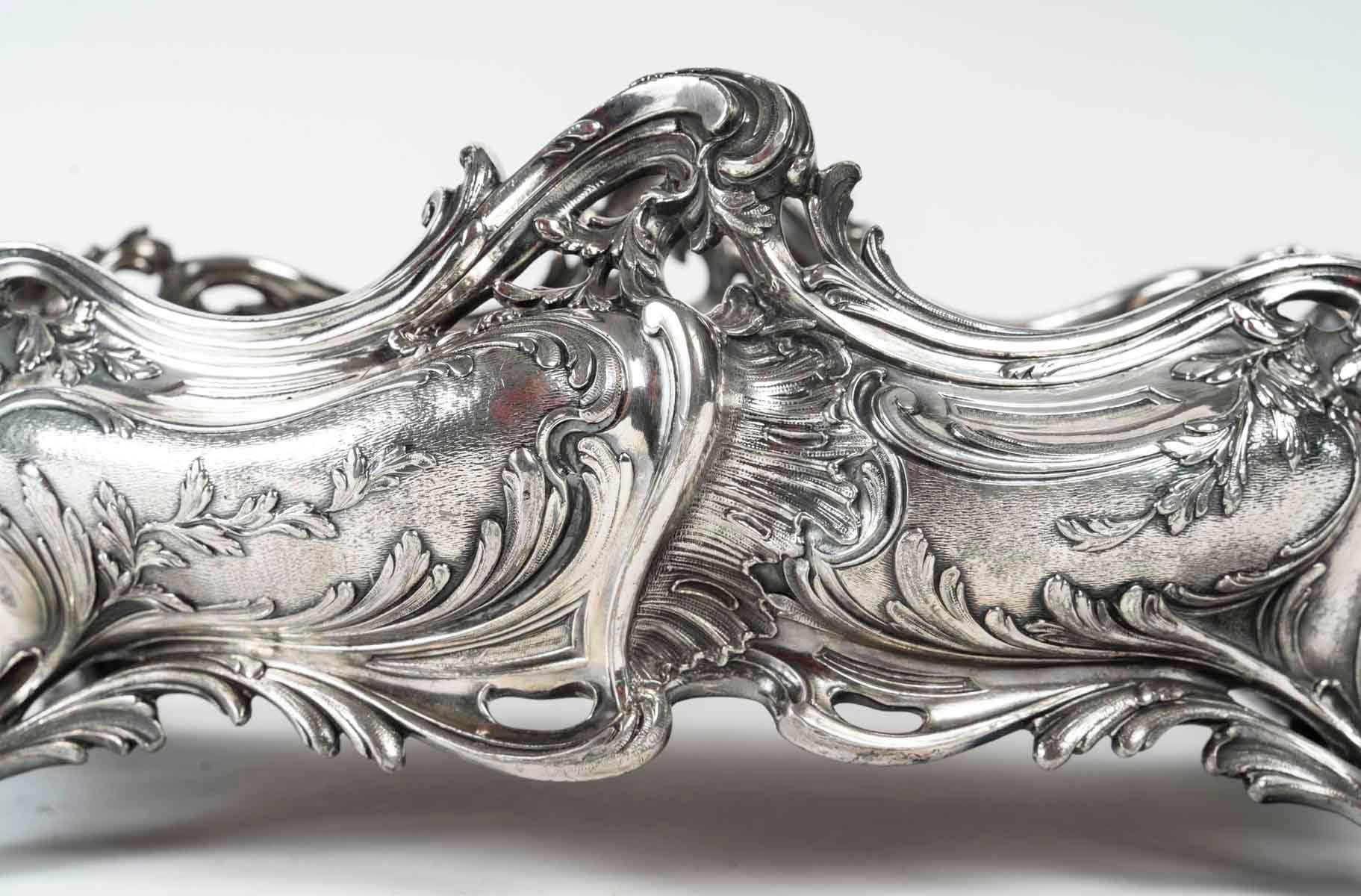 Elegante jardinière in bronzo argentato in stile Luigi XV, XIX secolo.

Fioriera in bronzo argentato e cesellato in stile Luigi XV, XIX secolo.
H. H. 18,5 cm, L. 69 cm, P. 30 cm.