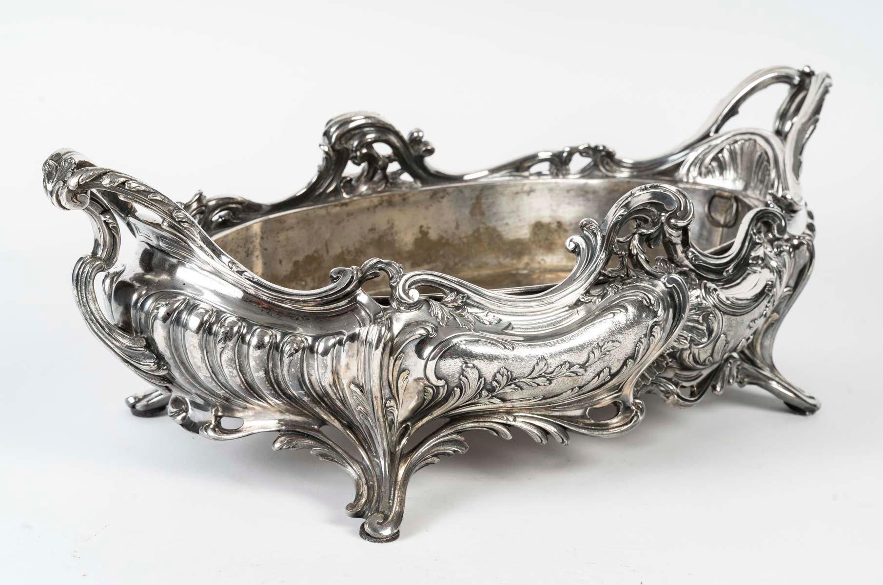 Francese Eleganza di un jardinière in bronzo argentato in stile Luigi XV, XIX secolo. in vendita