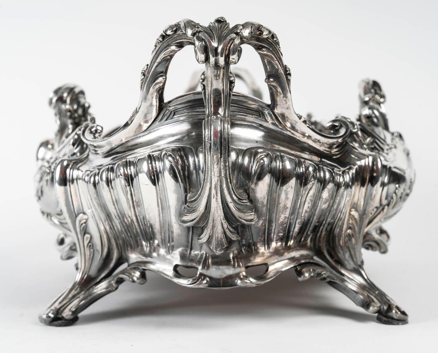 Eleganza di un jardinière in bronzo argentato in stile Luigi XV, XIX secolo. In condizioni buone in vendita a Saint-Ouen, FR
