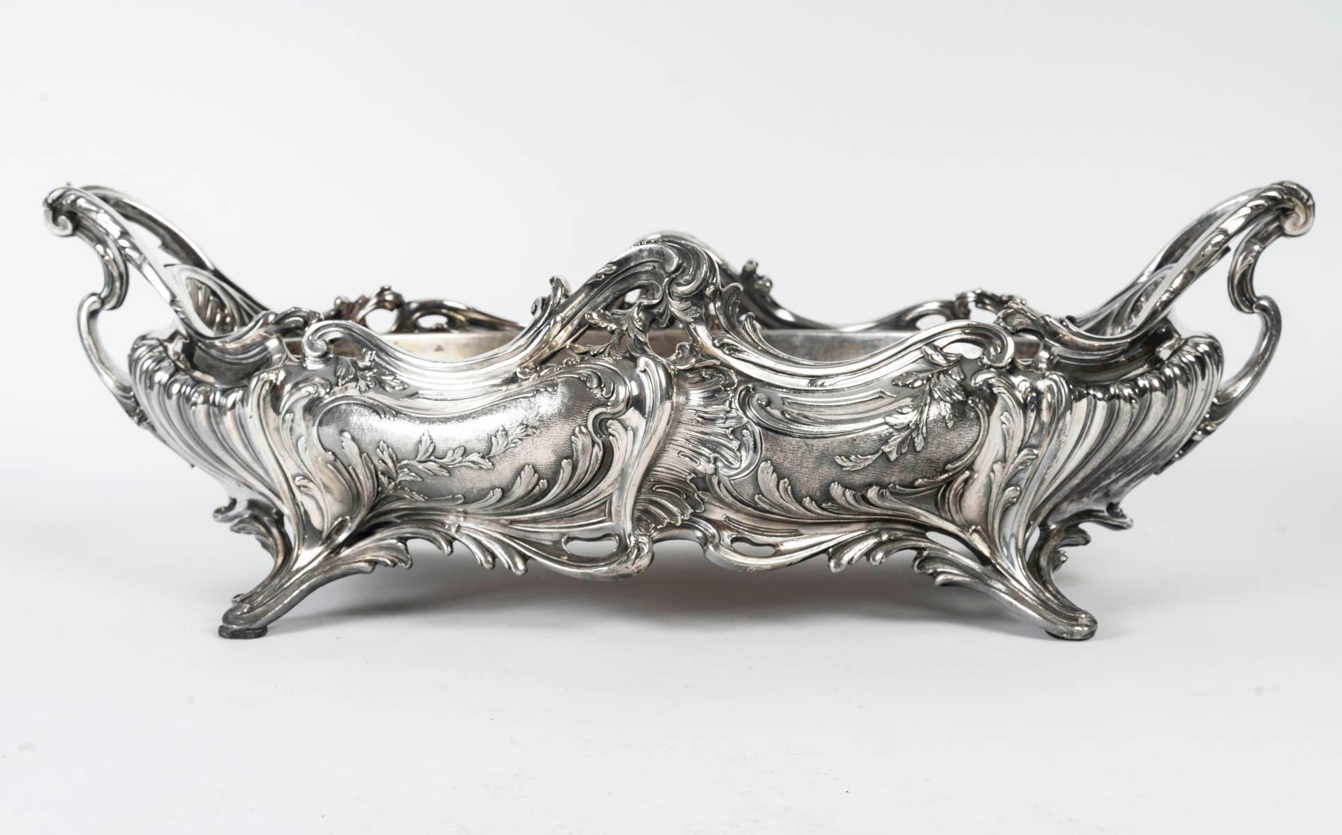 Bronzo Eleganza di un jardinière in bronzo argentato in stile Luigi XV, XIX secolo. in vendita