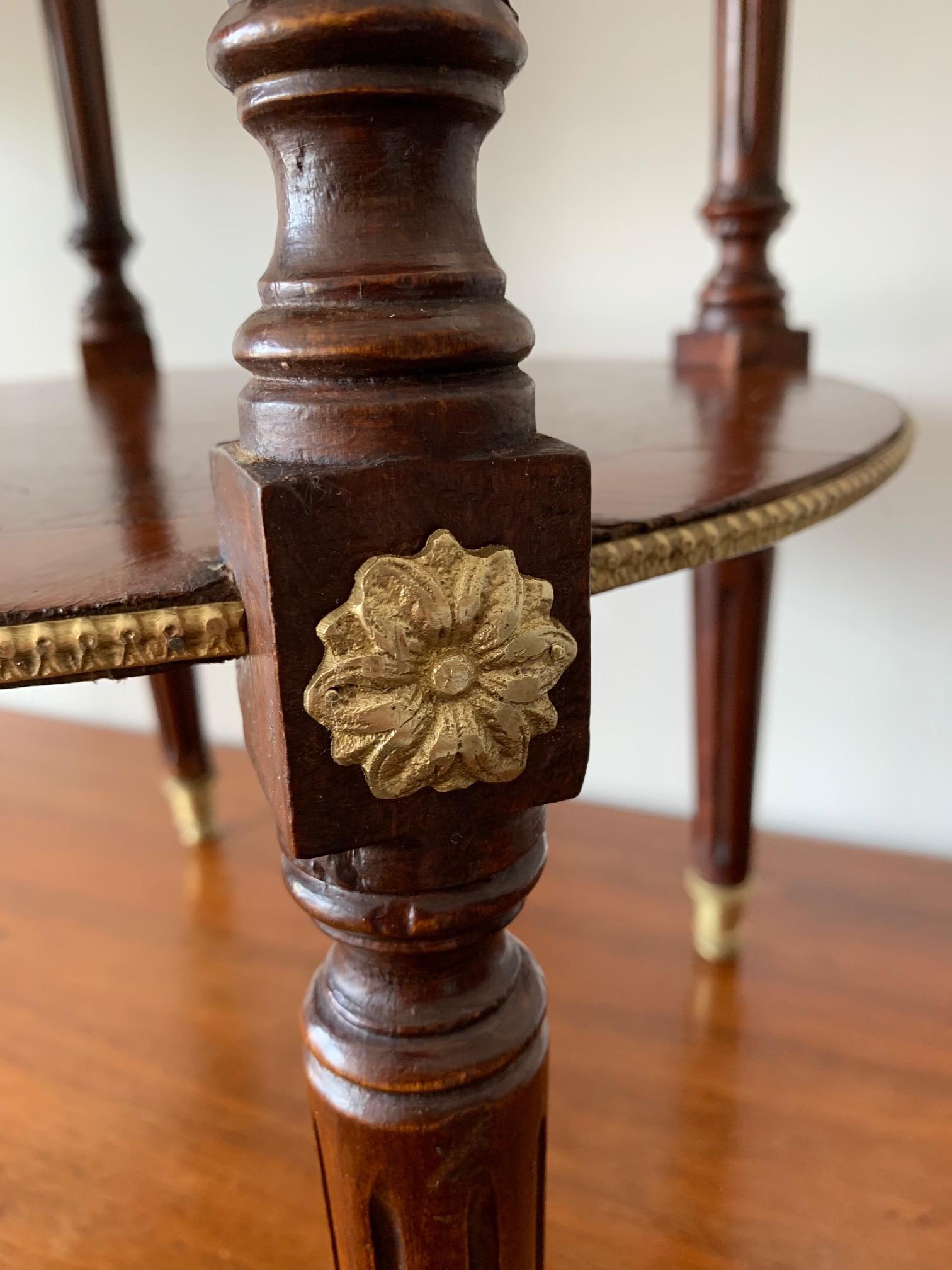 Un élégant guéridon ou table d'appoint dans le style Louis XVI, fabriqué en France, vers 1910-1920. Belle décoration en bronze doré et parquets.