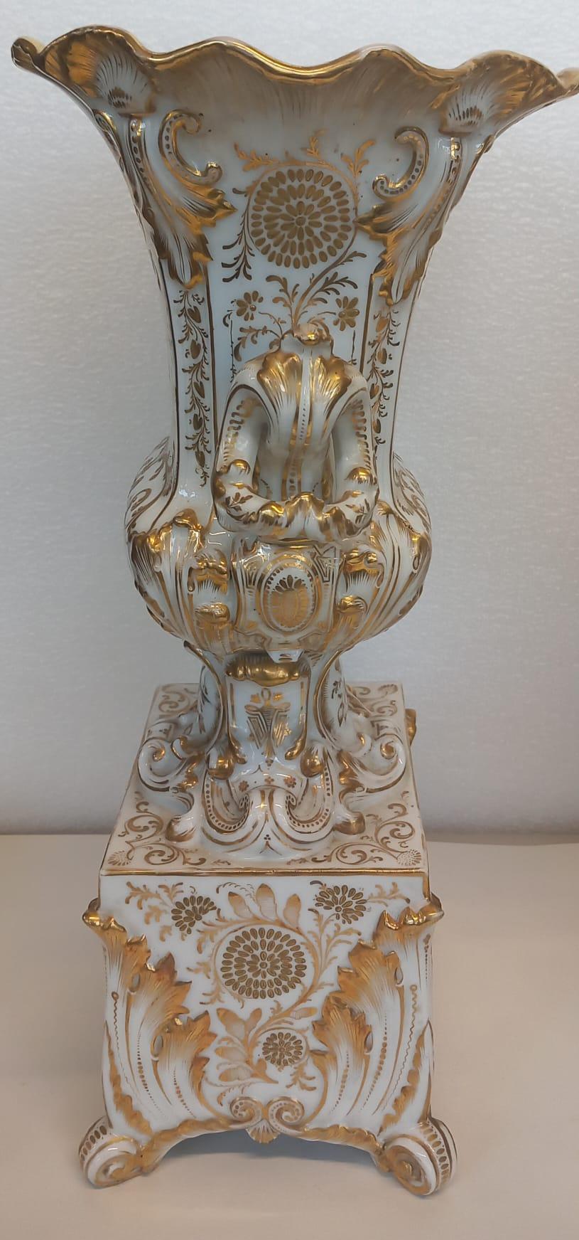 Eine elegante Standuhr mit Vasen aus Paris um 1860 (Napoleon III.) im Angebot