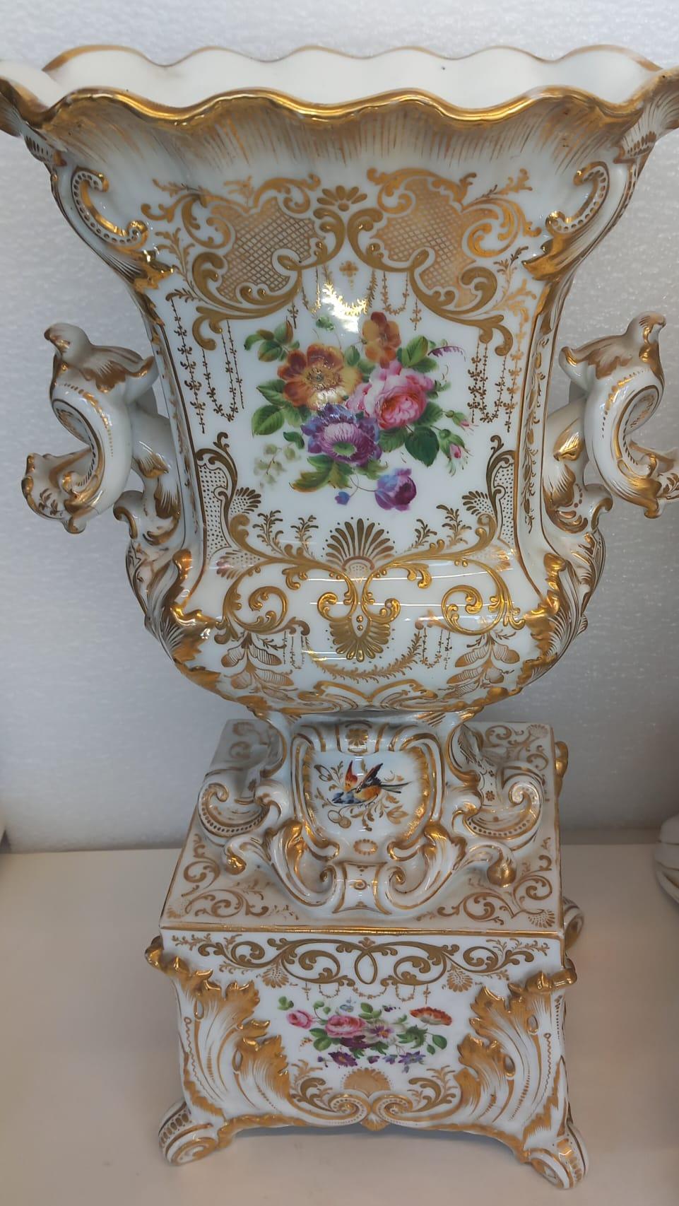 Français Une élégante pendule de manteau avec des vases faite à Paris vers 1860 en vente