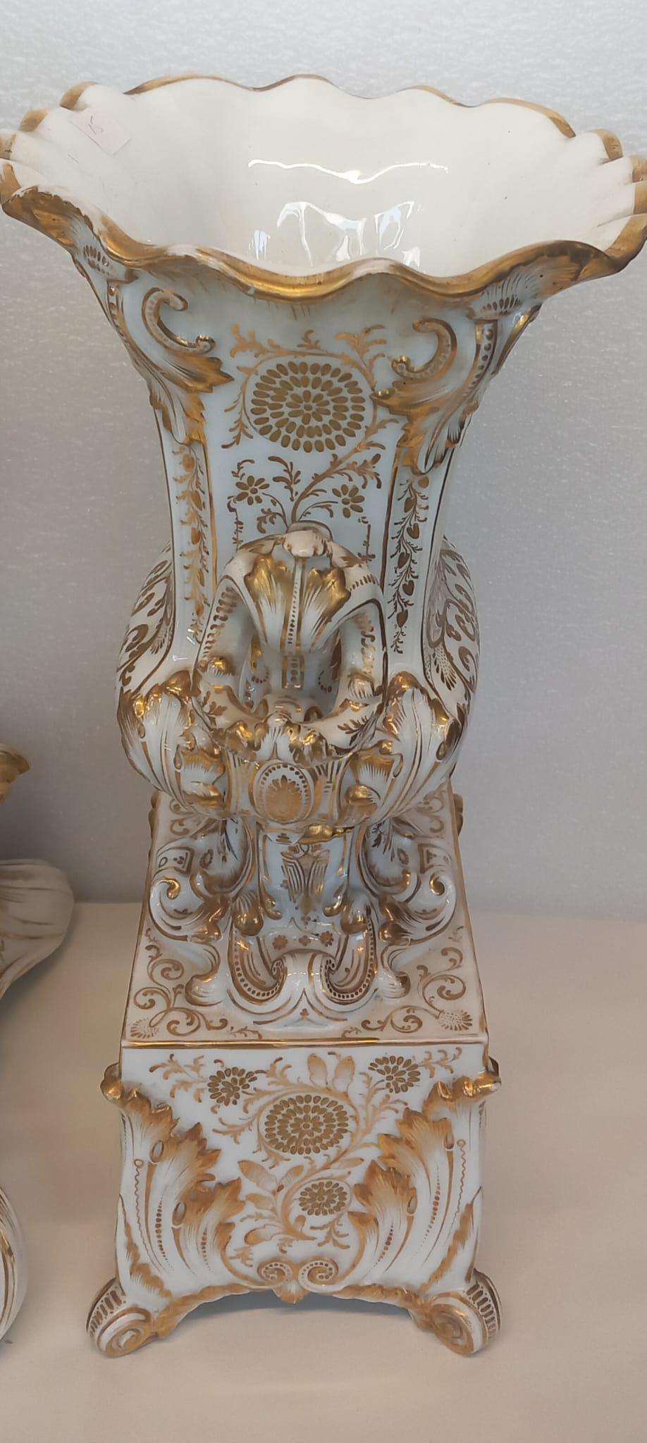 Eine elegante Standuhr mit Vasen aus Paris um 1860 (Vergoldet) im Angebot