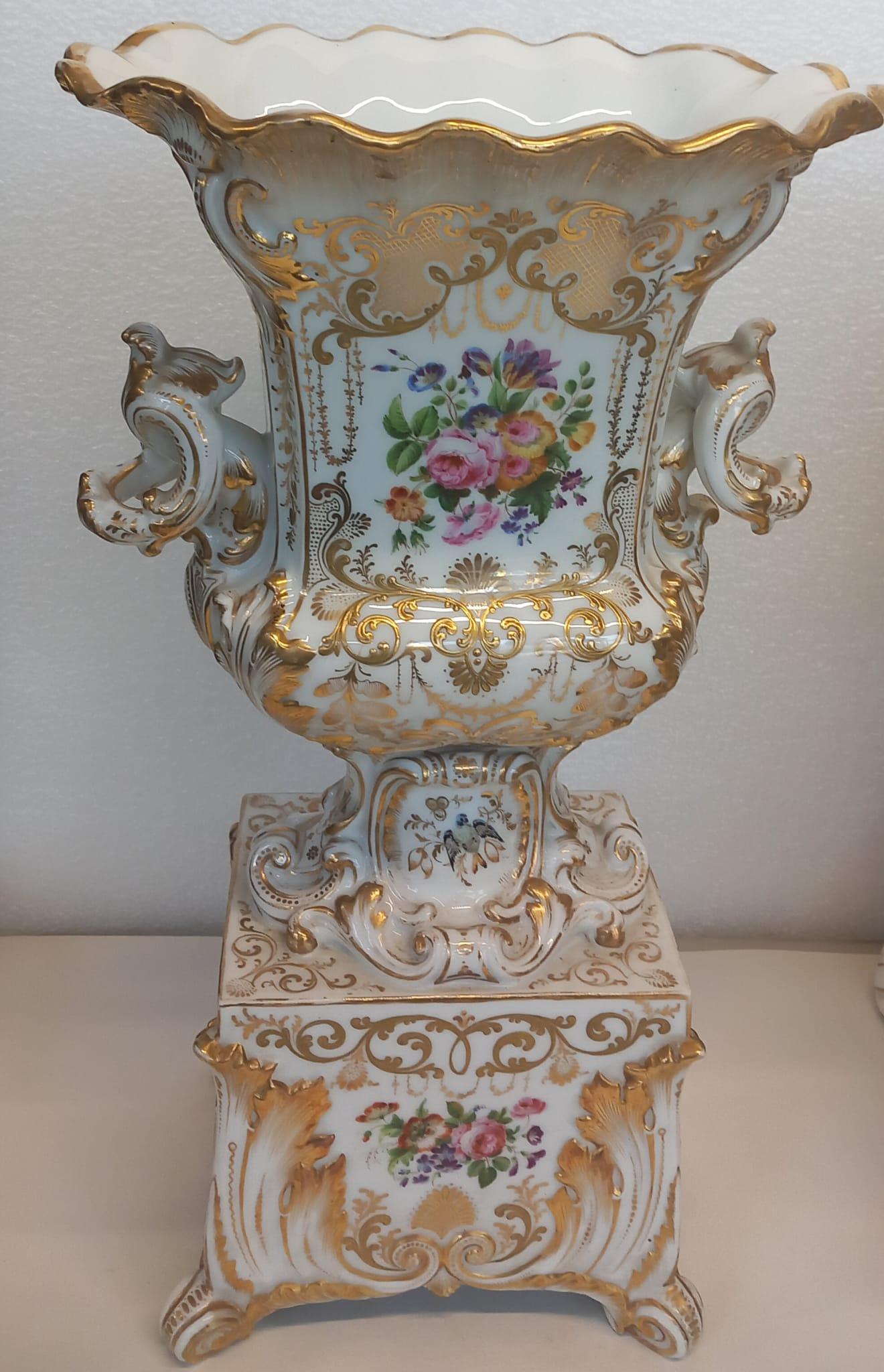An elegant mantle piece clock with vases made in Paris circa 1860 In Good Condition For Sale In London, GB