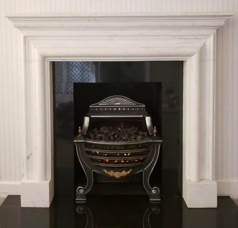 An English and elegant, softly hued Arabascato marble bolection fireplace surround in the manner of Louis XVI. A generous moulded shelf sits over a deep carved bolection moulding all resting on plain foot blocks.

English, circa 1930.
Fire opening
