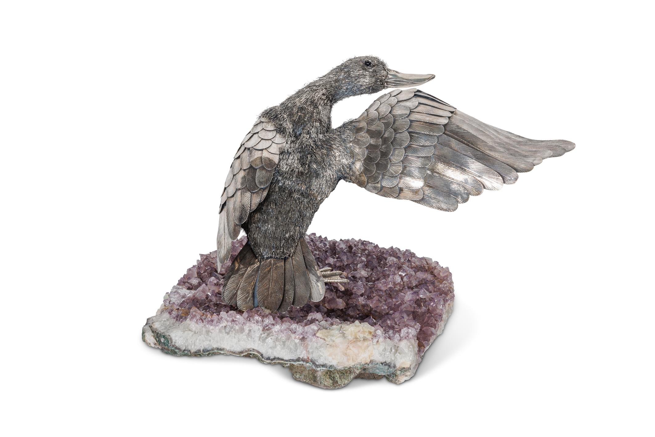 Elegante pato Mario Buccellati de plata de ley posado sobre una base de amatista Italiano en venta