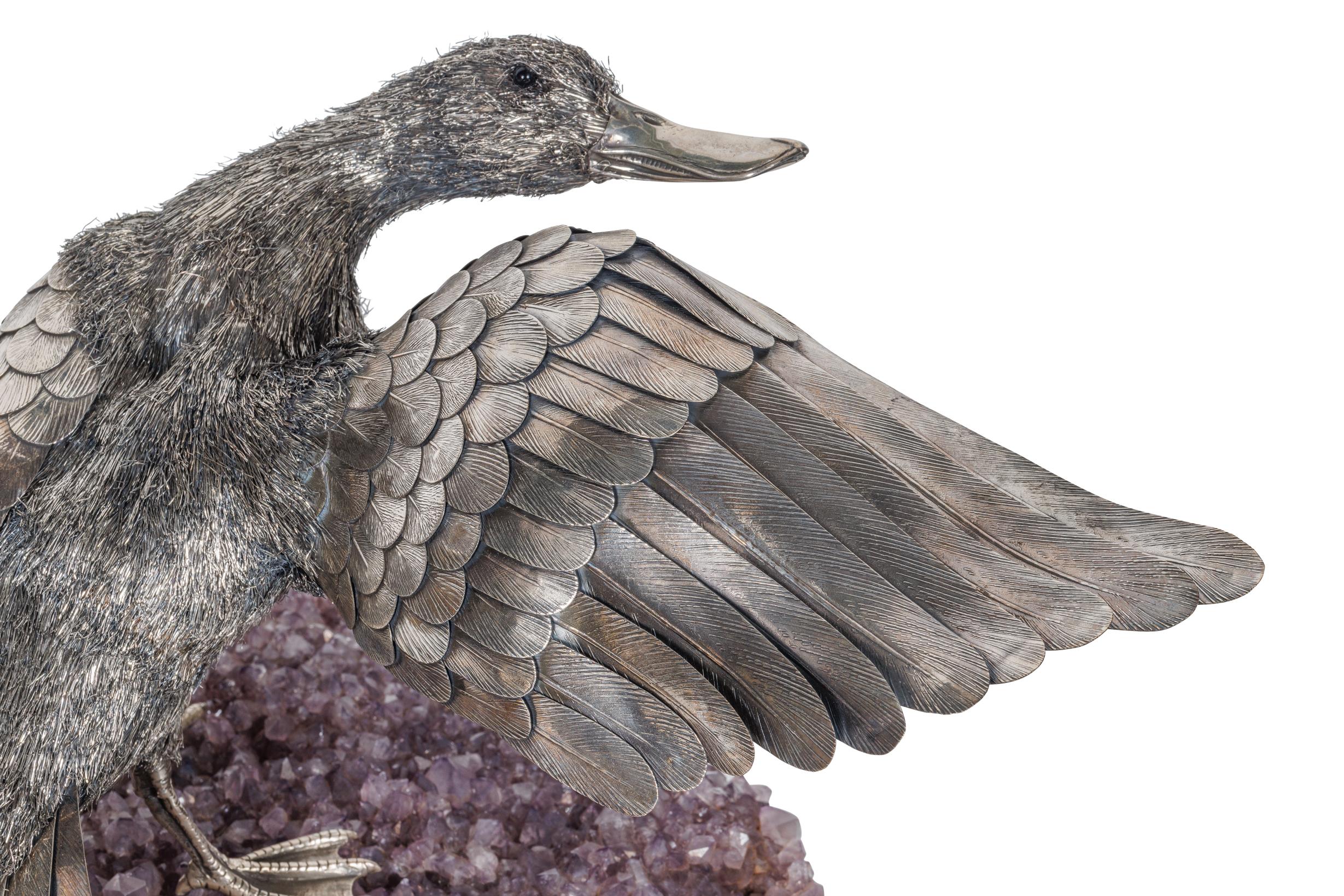 Elegante pato Mario Buccellati de plata de ley posado sobre una base de amatista en venta 2