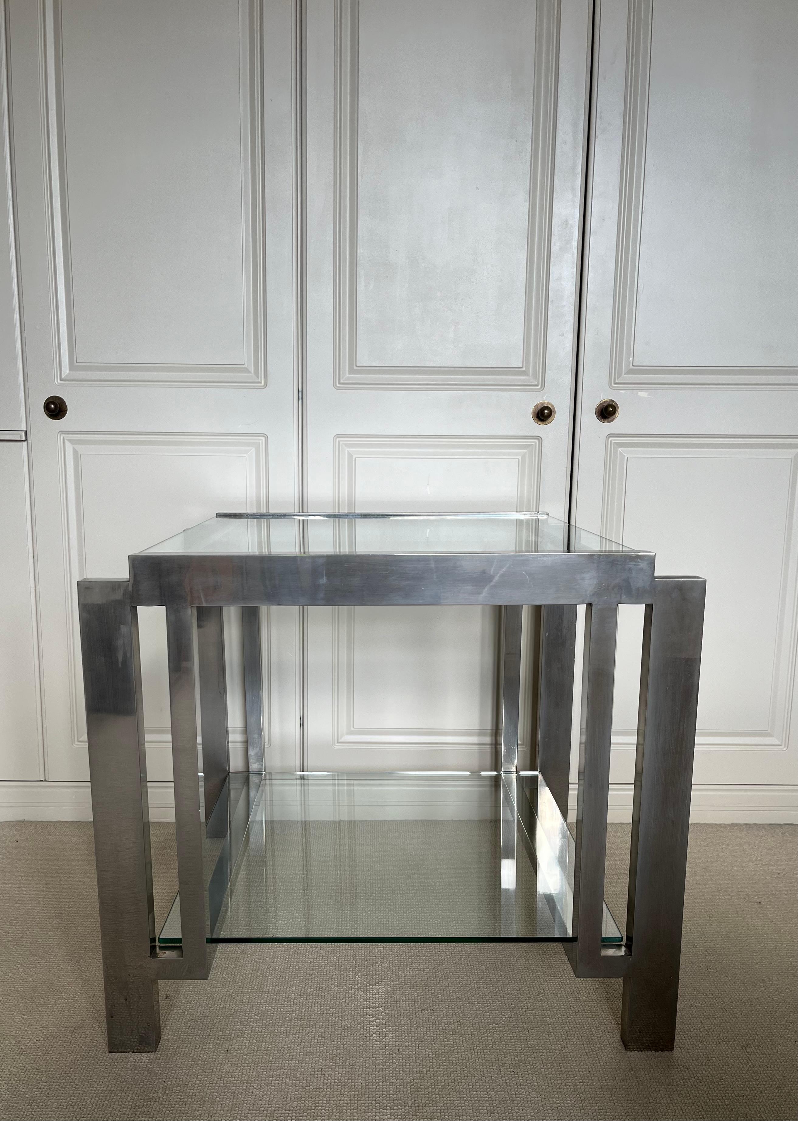 Français Elegance d'une table d'appoint moderniste en nickel et laiton à deux niveaux. en vente