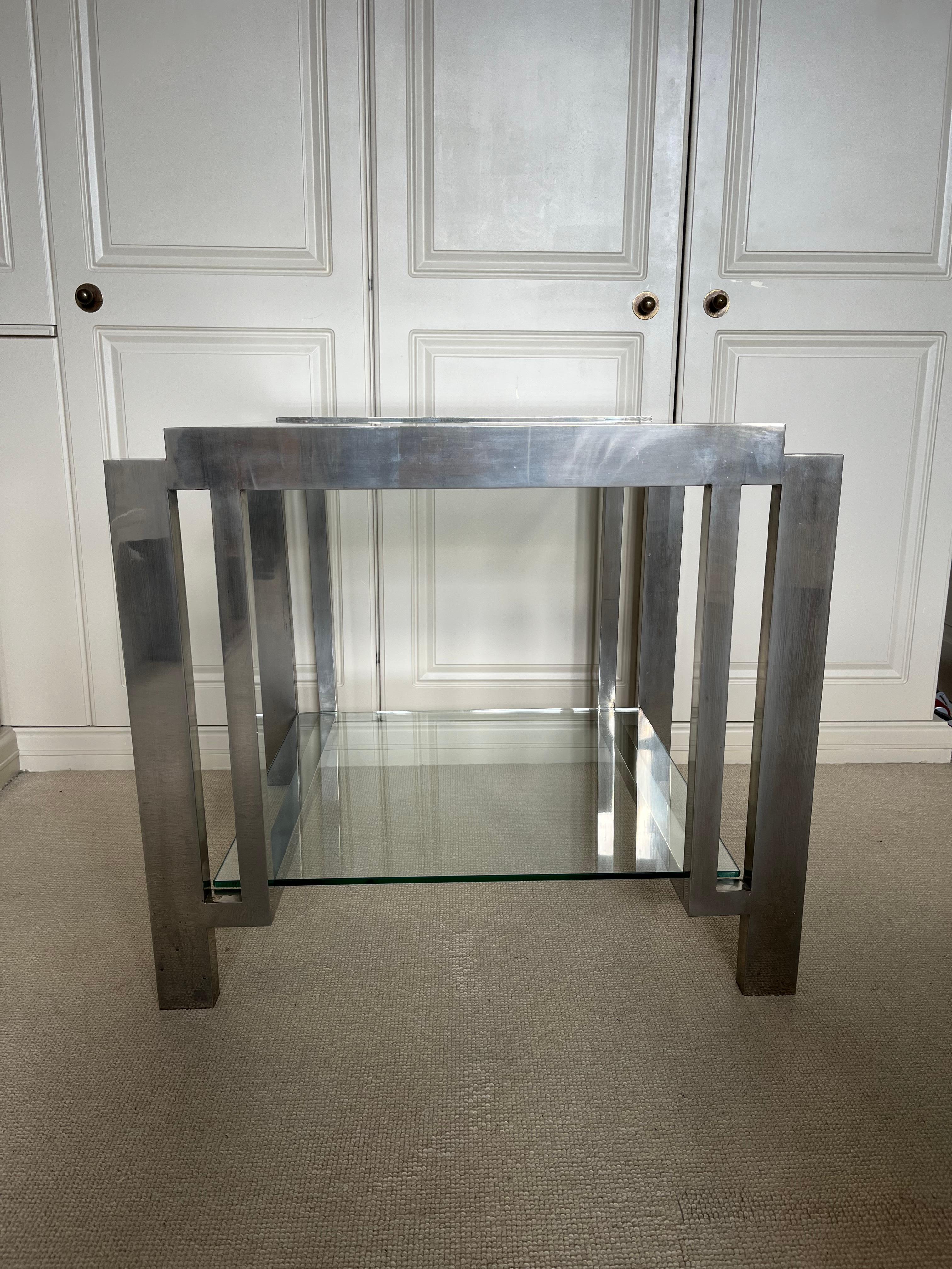 Laiton Elegance d'une table d'appoint moderniste en nickel et laiton à deux niveaux. en vente