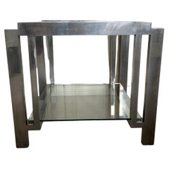 Elegance d'une table d'appoint moderniste en nickel et laiton à deux niveaux.