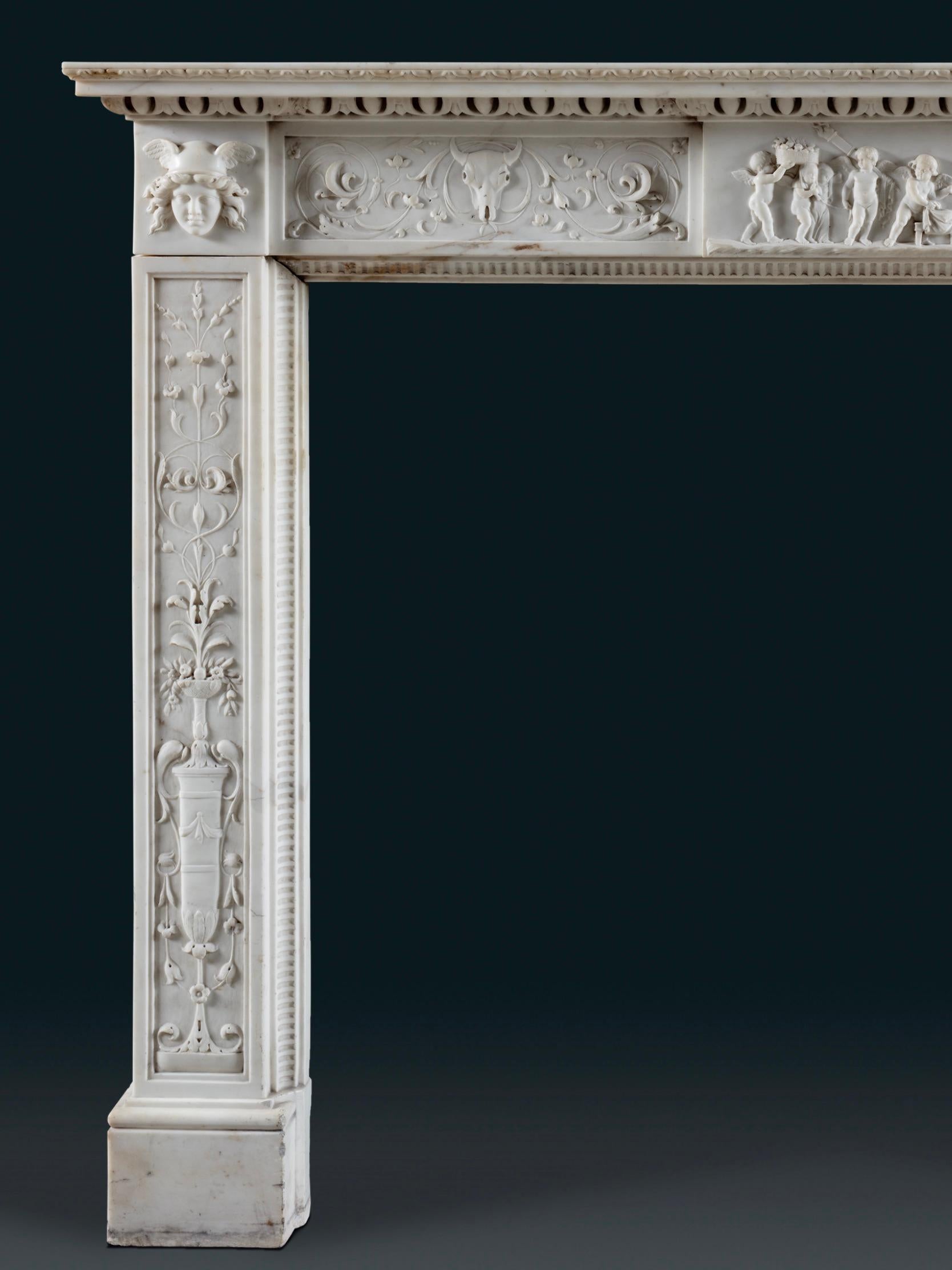 Ein eleganter italienischer Kamin aus dem frühen 19. Jahrhundert, der mit klassischen und floralen Motiven versehen ist, die an die antike römische Architektur erinnern. Dies spiegelt den Stil wider, der während der Zeit der Grand Tour in ganz
