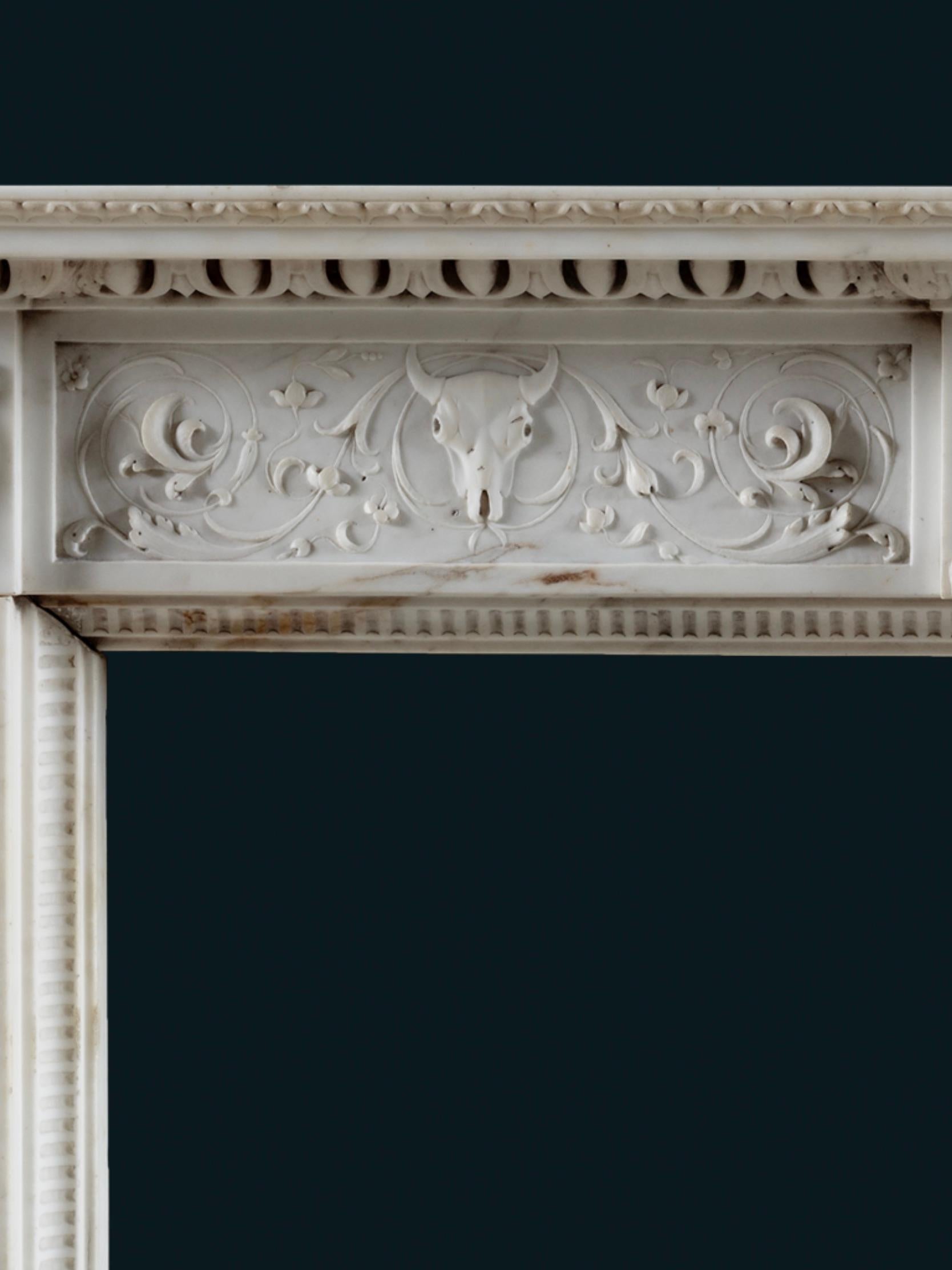 Eleganter italienischer Marmorkamin aus dem neunzehnten Jahrhundert (Handgeschnitzt) im Angebot