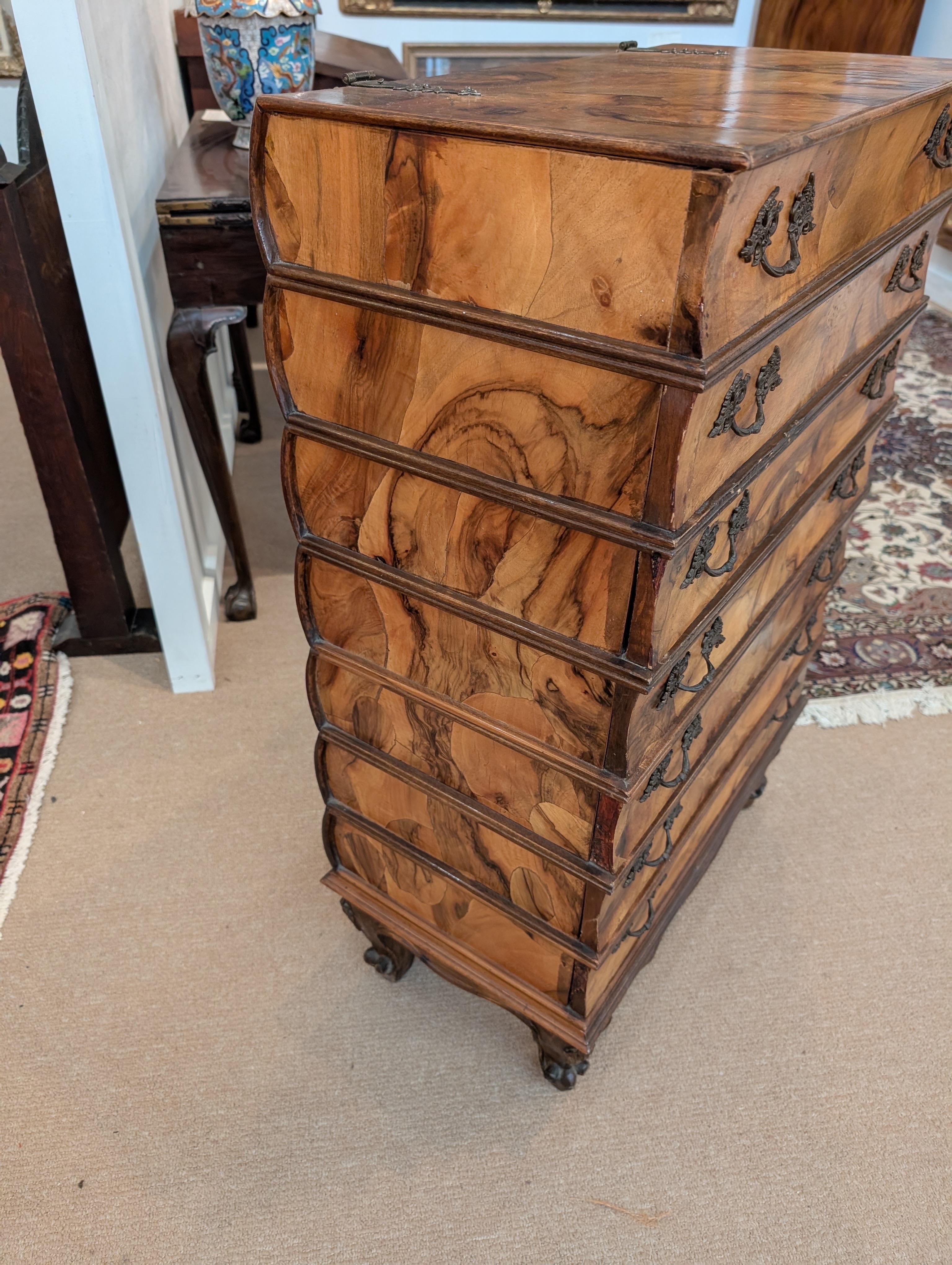 Un'elegante cassettiera in legno d'ulivo a forma di pila di libri. in vendita 5