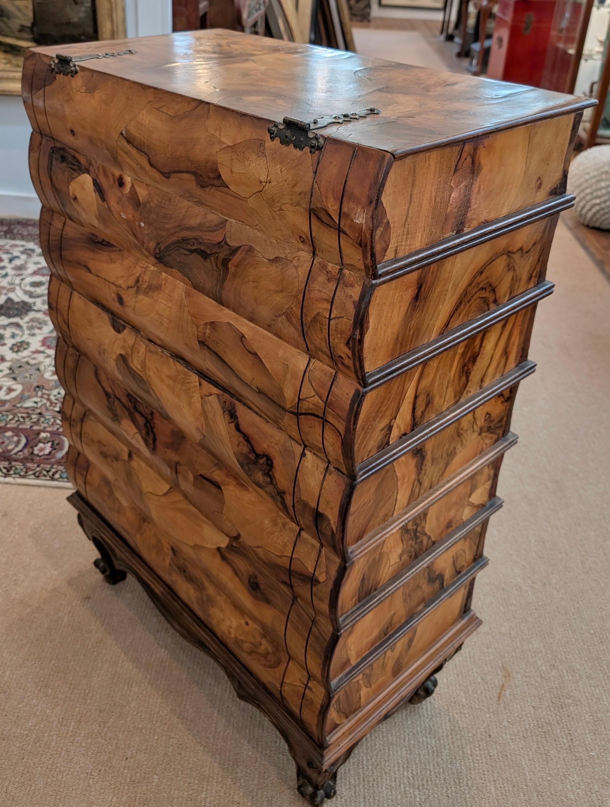 Un'elegante cassettiera in legno d'ulivo a forma di pila di libri. In condizioni buone in vendita a Lambertville, NJ