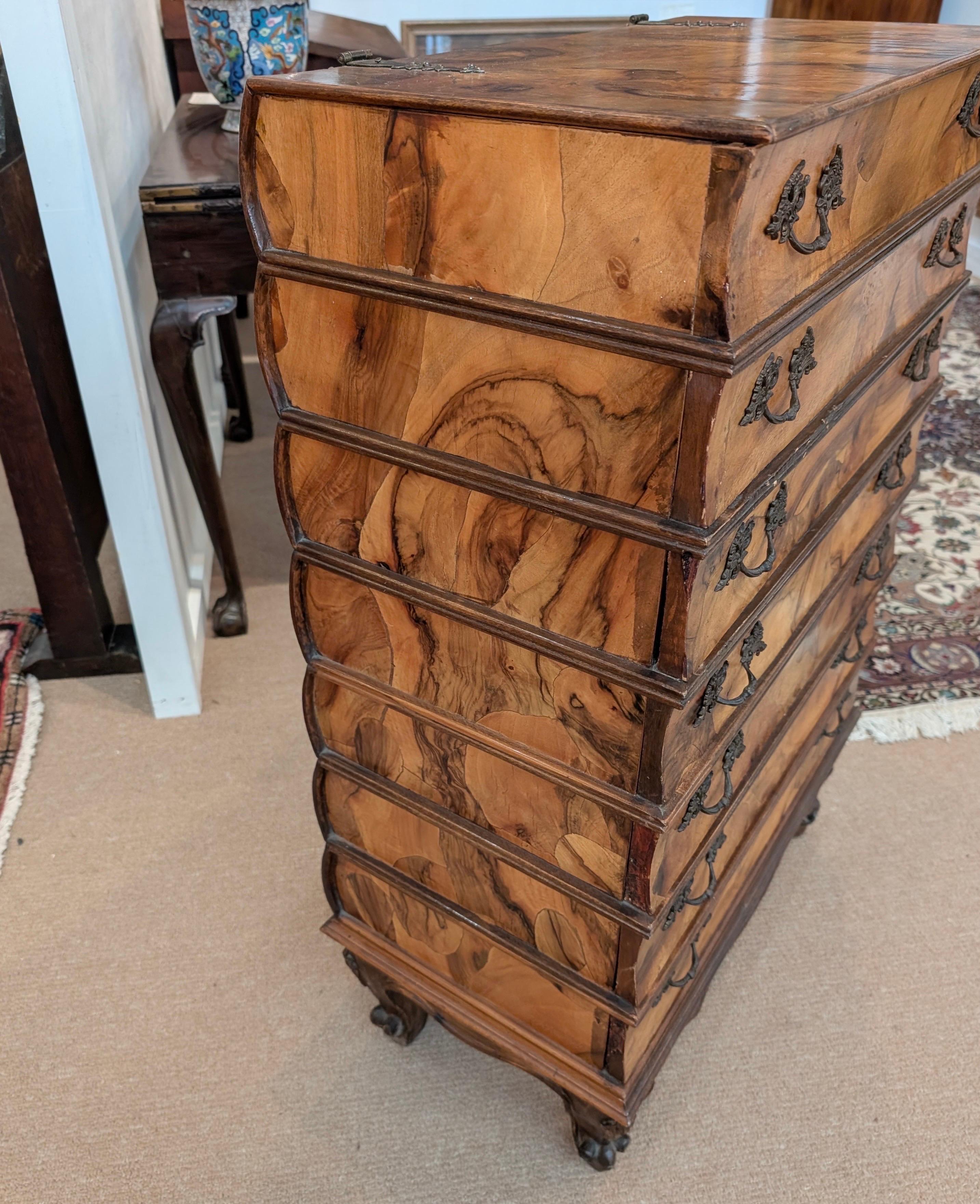XX secolo Un'elegante cassettiera in legno d'ulivo a forma di pila di libri. in vendita