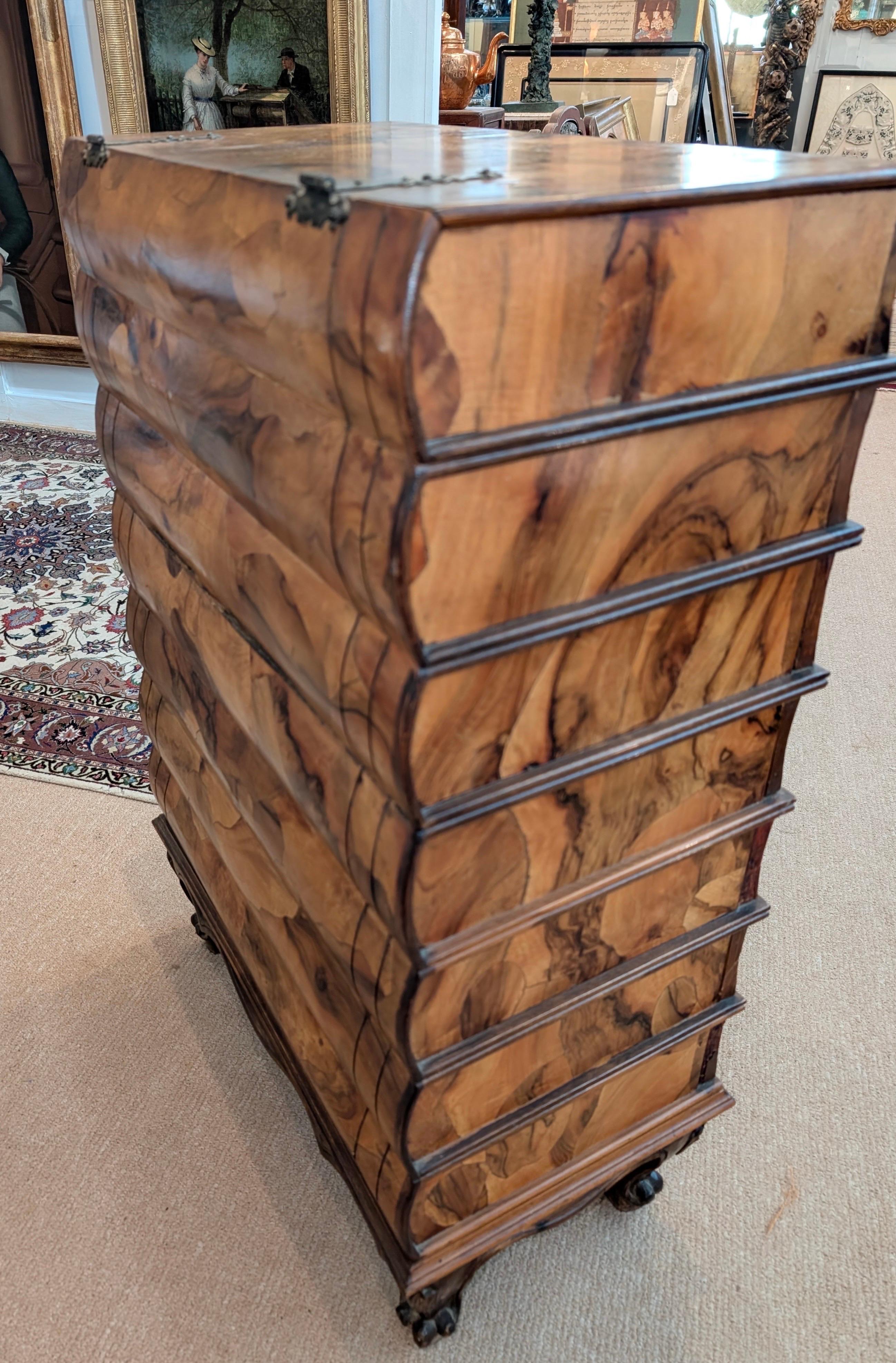 Ulivo Un'elegante cassettiera in legno d'ulivo a forma di pila di libri. in vendita
