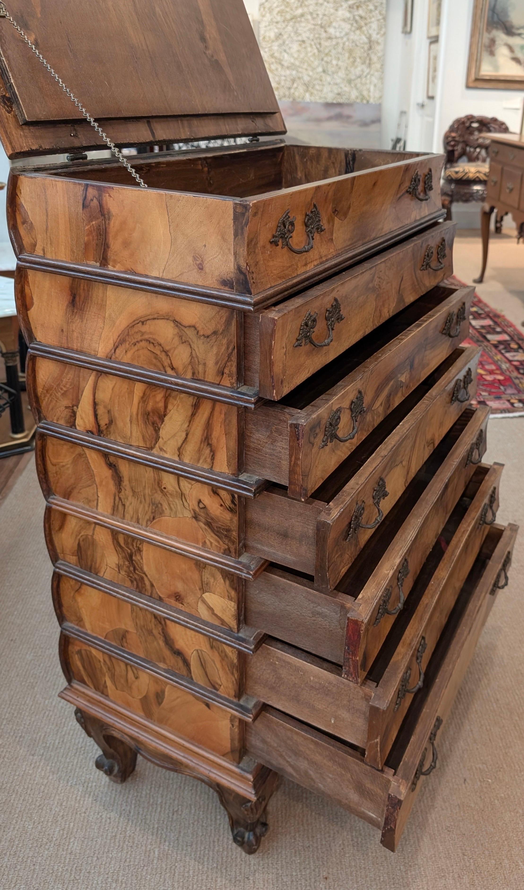 Un'elegante cassettiera in legno d'ulivo a forma di pila di libri. in vendita 2
