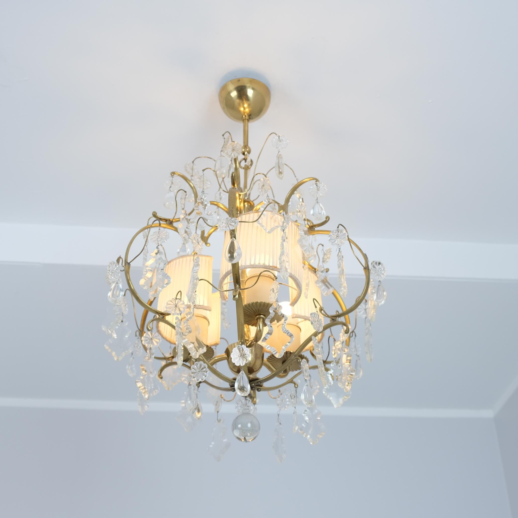 Élégant lustre Paavo Tynell en cristal et laiton modèle 1457-3, Taito, années 1940 en vente 4