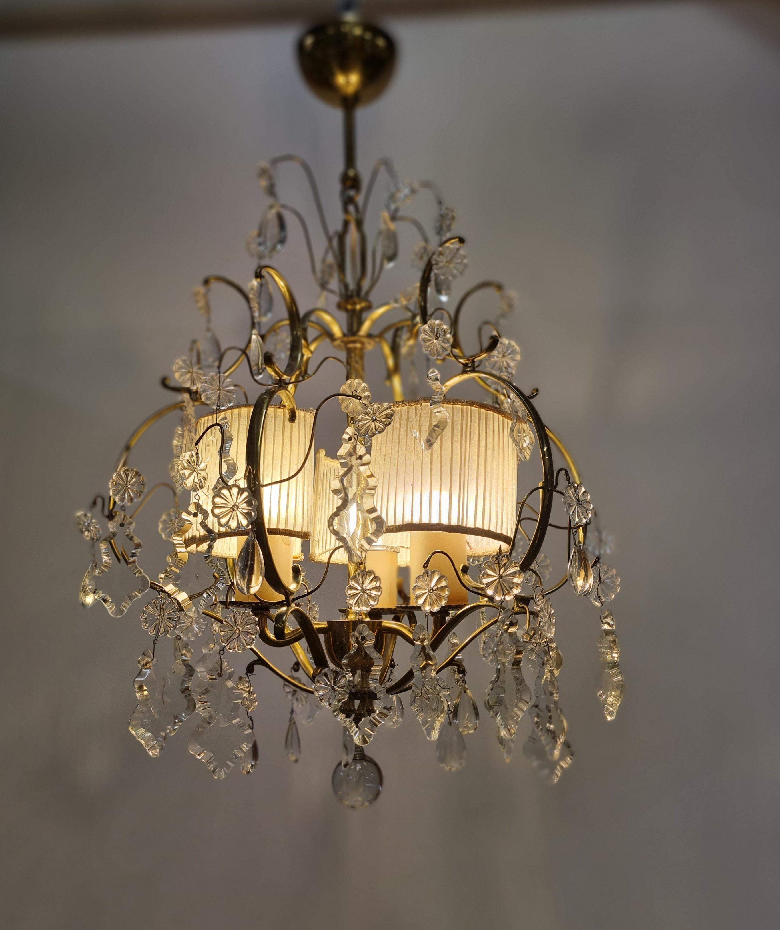 Scandinave moderne Élégant lustre Paavo Tynell en cristal et laiton modèle 1457-3, Taito, années 1940 en vente