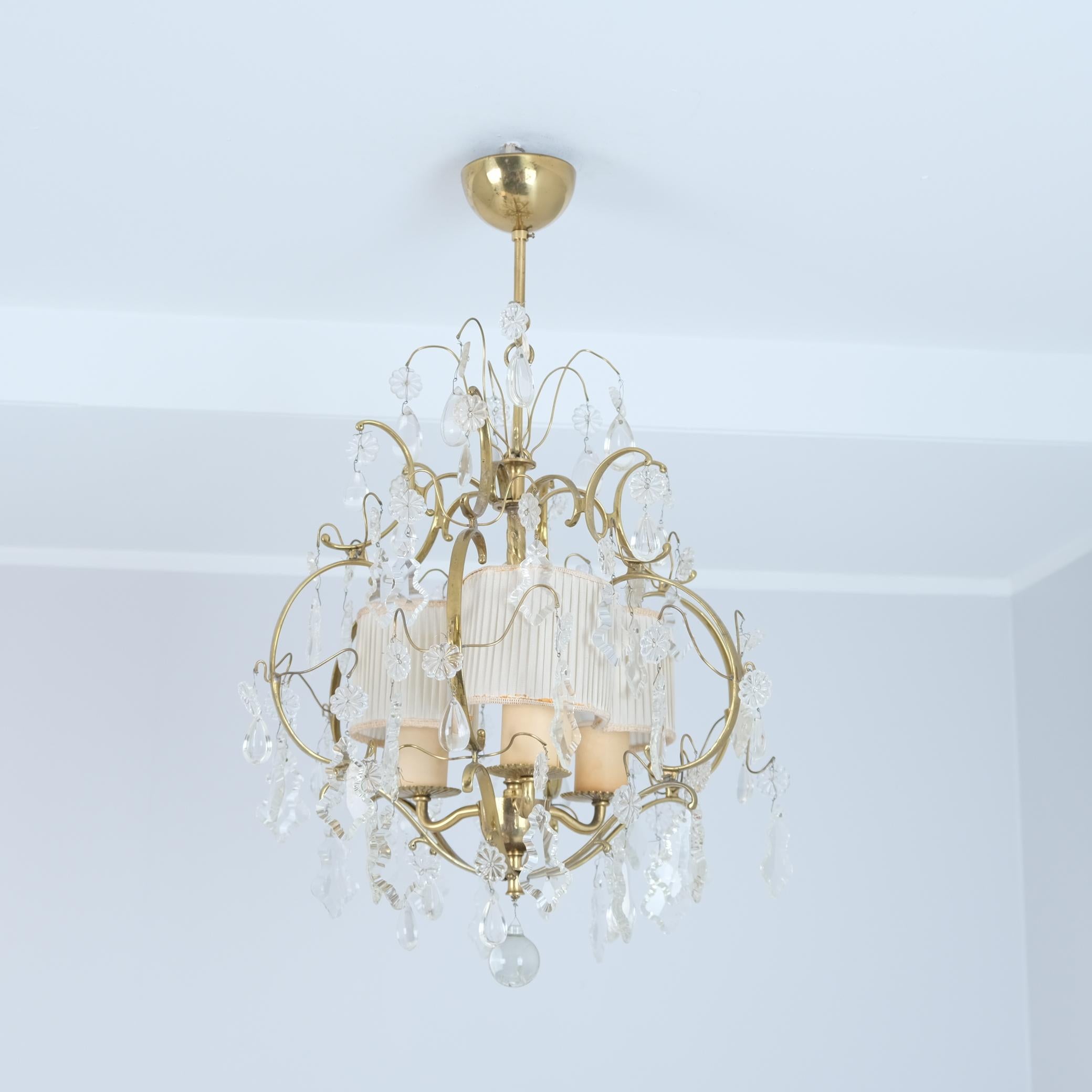 Scandinave moderne Élégant lustre Paavo Tynell en cristal et laiton modèle 1457-3, Taito, années 1940 en vente