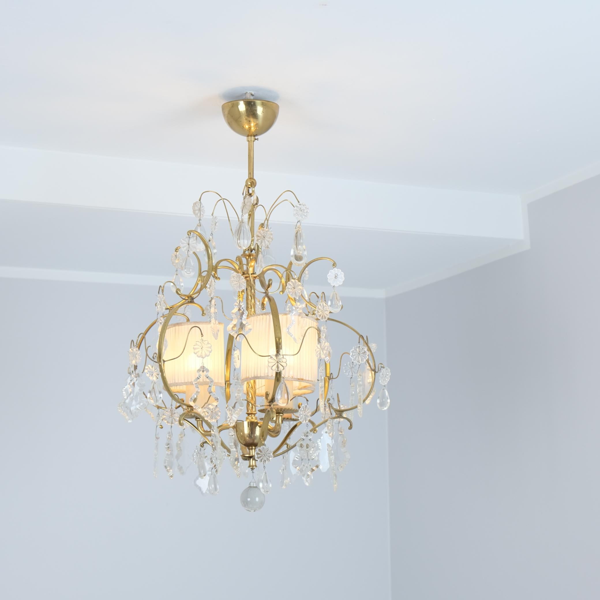 Finlandais Élégant lustre Paavo Tynell en cristal et laiton modèle 1457-3, Taito, années 1940 en vente