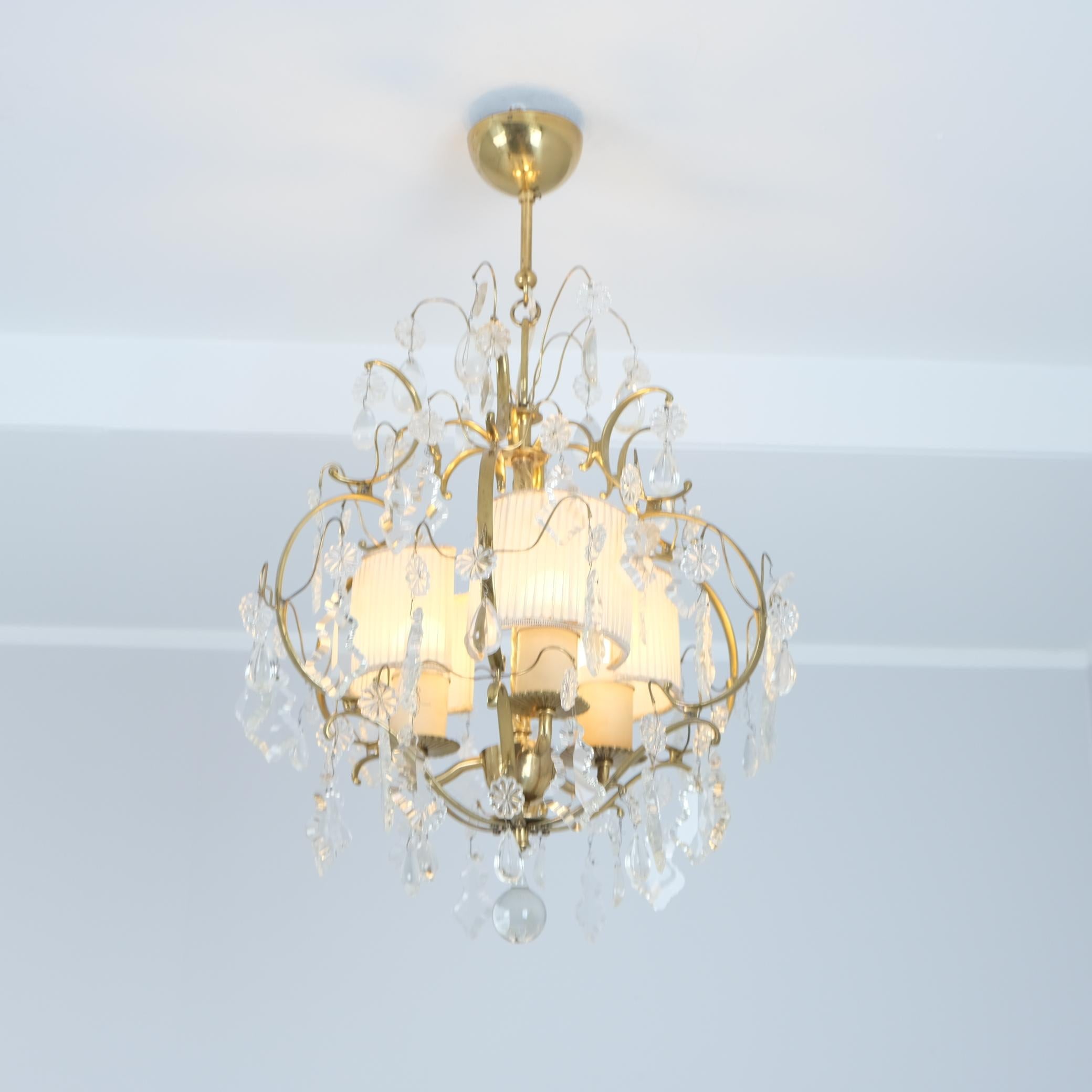 Élégant lustre Paavo Tynell en cristal et laiton modèle 1457-3, Taito, années 1940 Bon état - En vente à Helsinki, FI