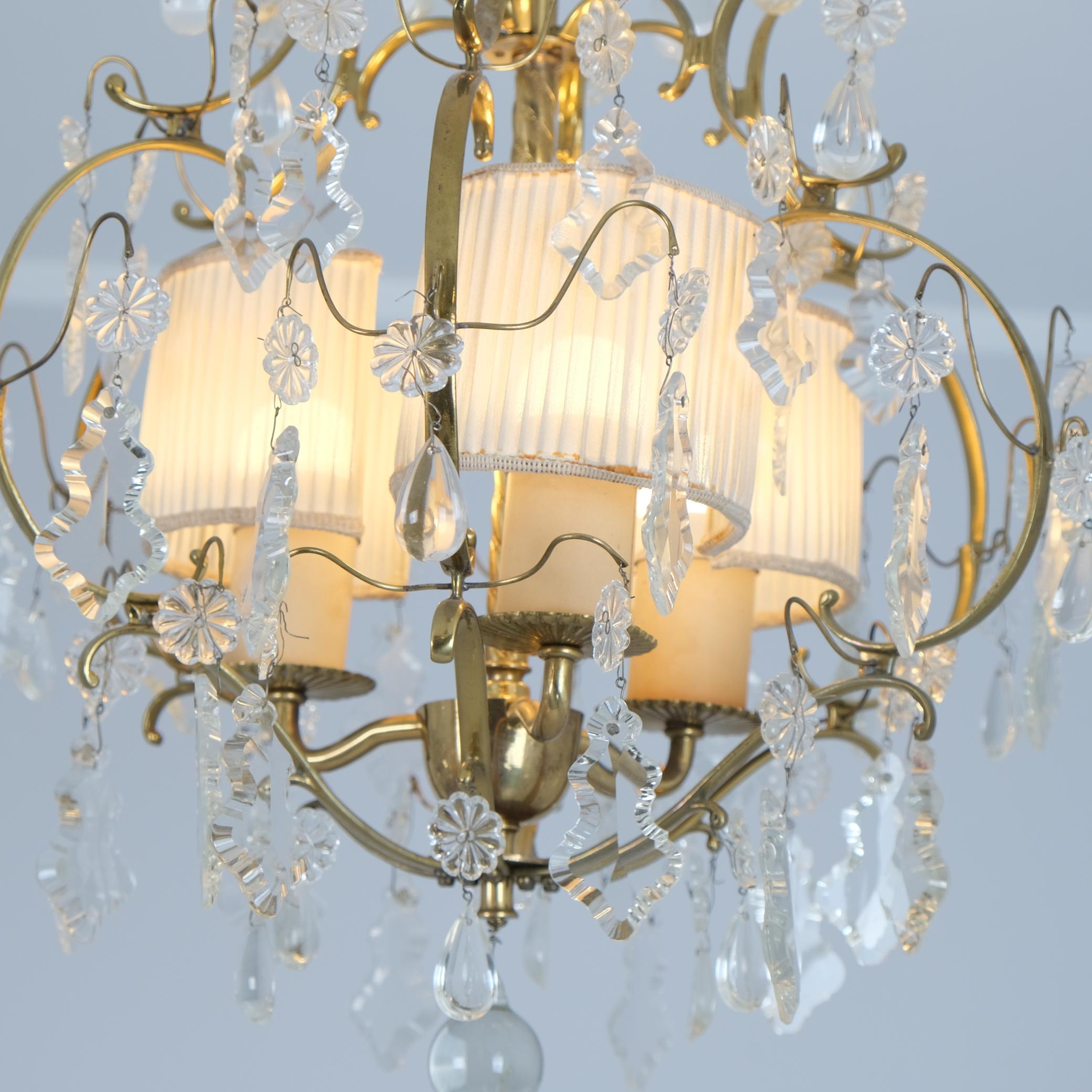 Milieu du XXe siècle Élégant lustre Paavo Tynell en cristal et laiton modèle 1457-3, Taito, années 1940 en vente