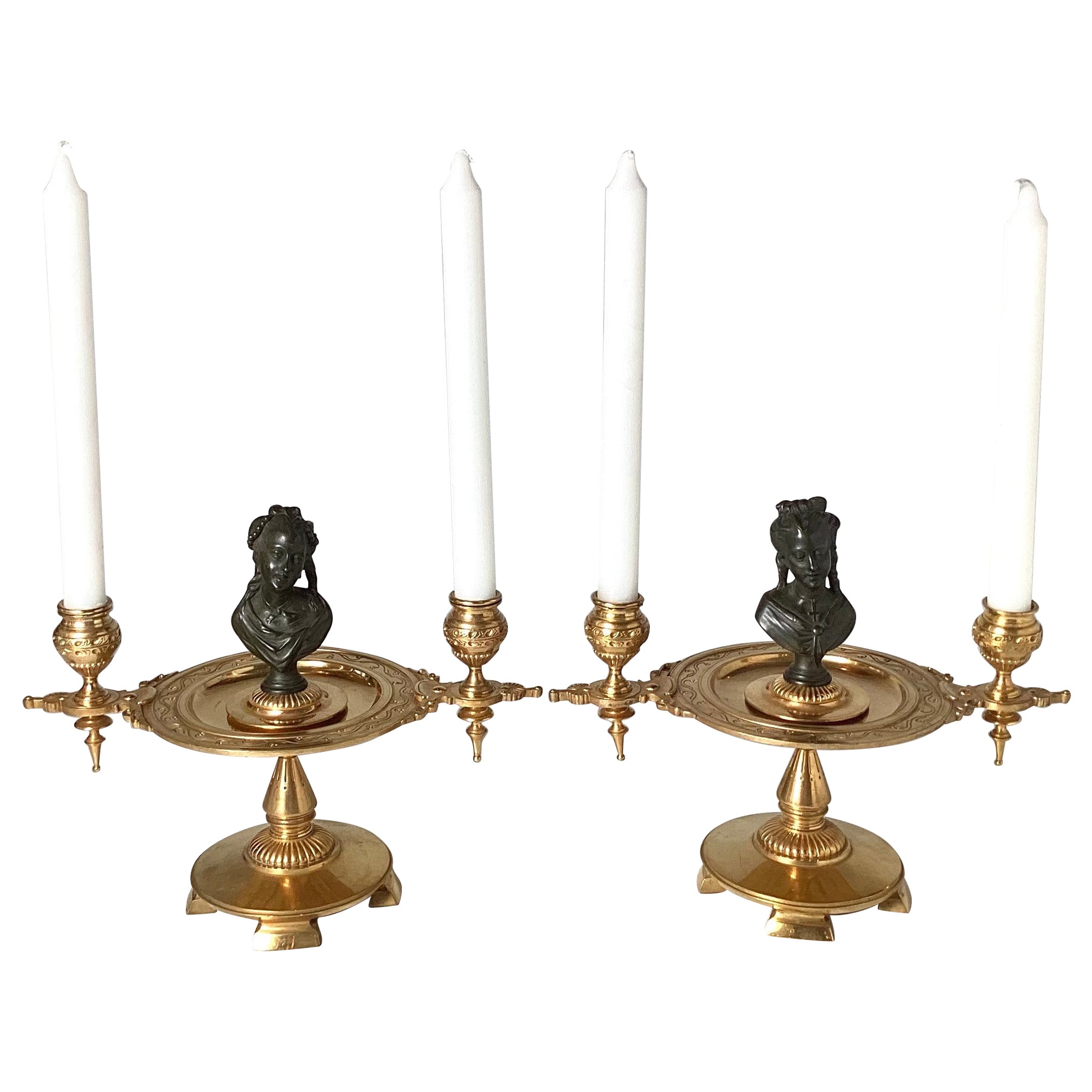 Elegante Pareja de Antiguos Candelabros Franceses, Dorados y con Figura de Bronce Patinado