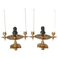 Elegantes Paar antiker französischer, vergoldeter und patinierter Bronzekandelaber mit Figuren aus patinierter Bronze