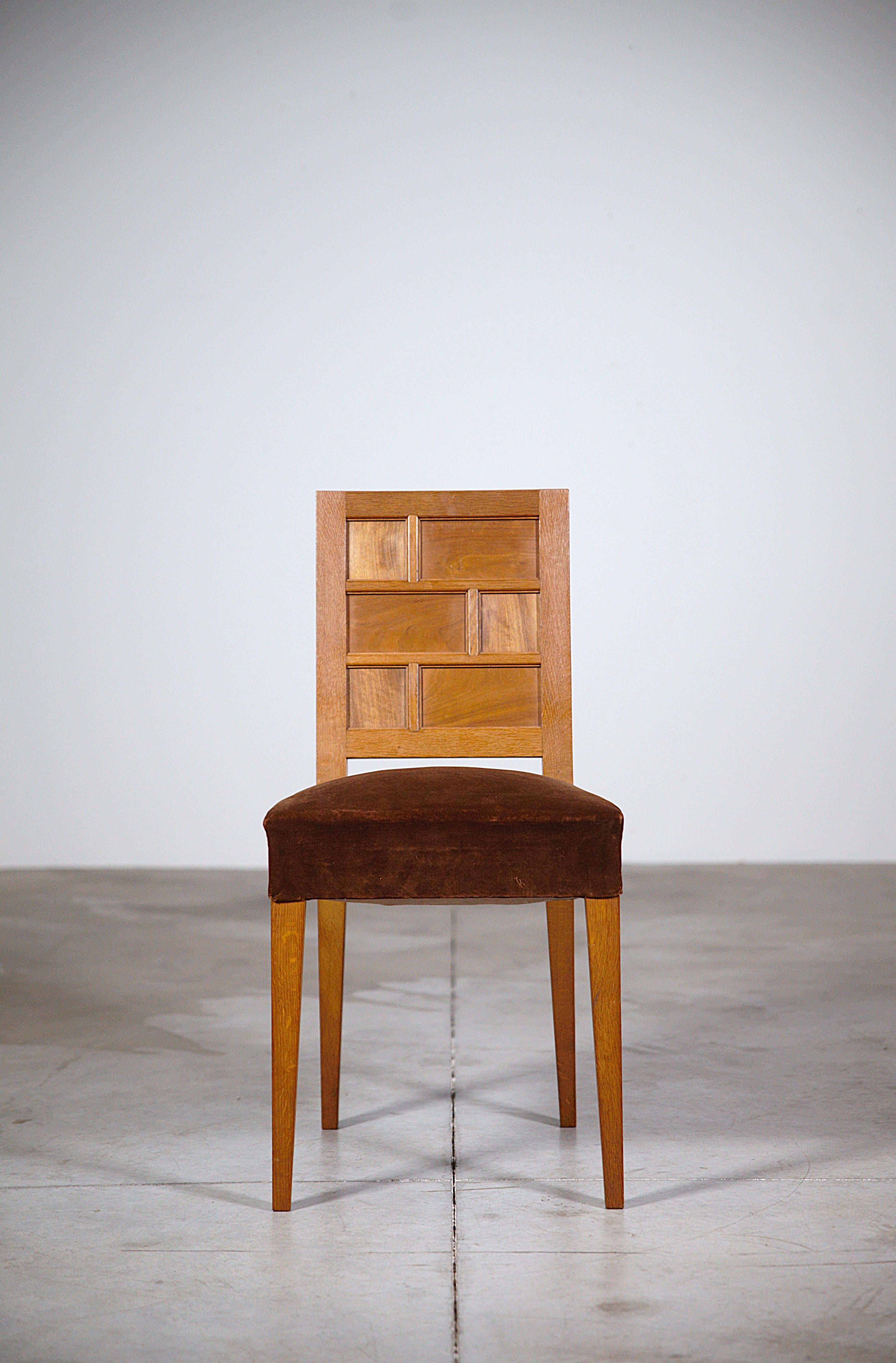 Ein elegantes Paar Art Déco Stühle Frankreich 1930er Jahre.

Ausgezeichnete Tischlerarbeiten mit hochwertigen Details.

Hergestellt in Werkstätten in Revel bei Toulouse

Die Wahl des Holzes: Französische Eiche und Kirschbaum.

Schöne