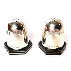 Elegante coppia di saliere Art Deco in argento e bachelite del 1935