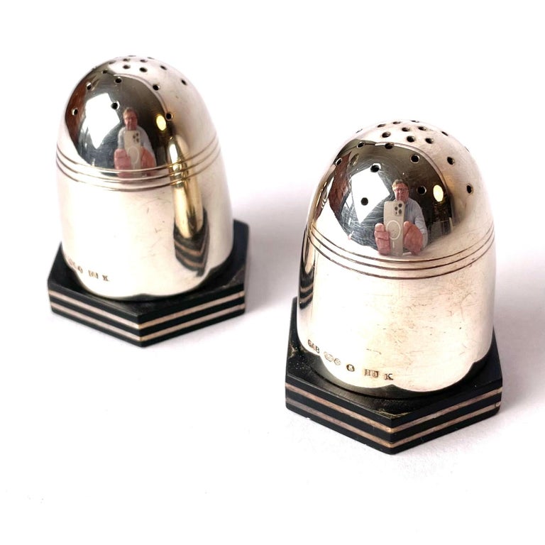 Elegant Pair of Art Deco Silver and Bakelite Salt Shakers from 1935 In Good Condition For Sale In Knivsta, SE